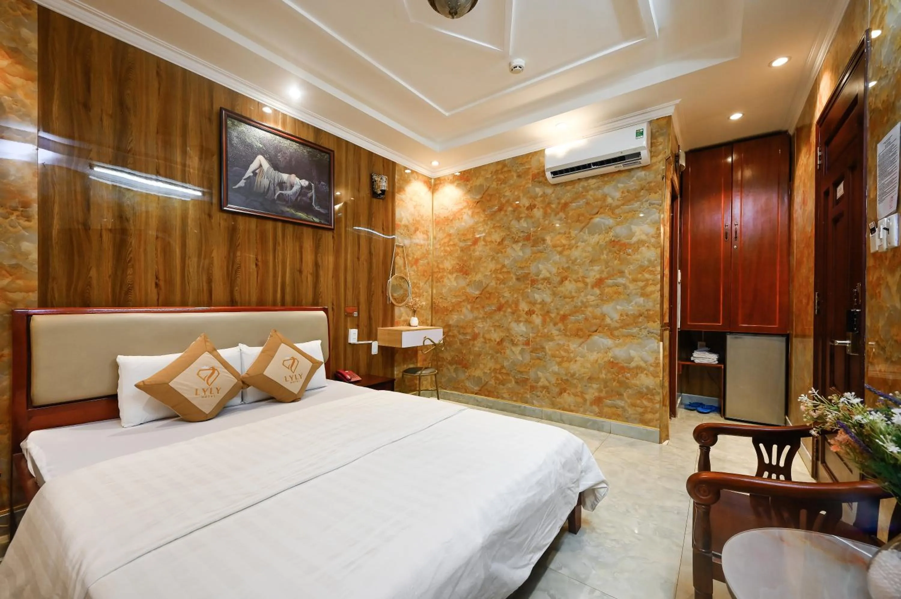 Photo of the whole room, Bed in Ly Ly Hotel