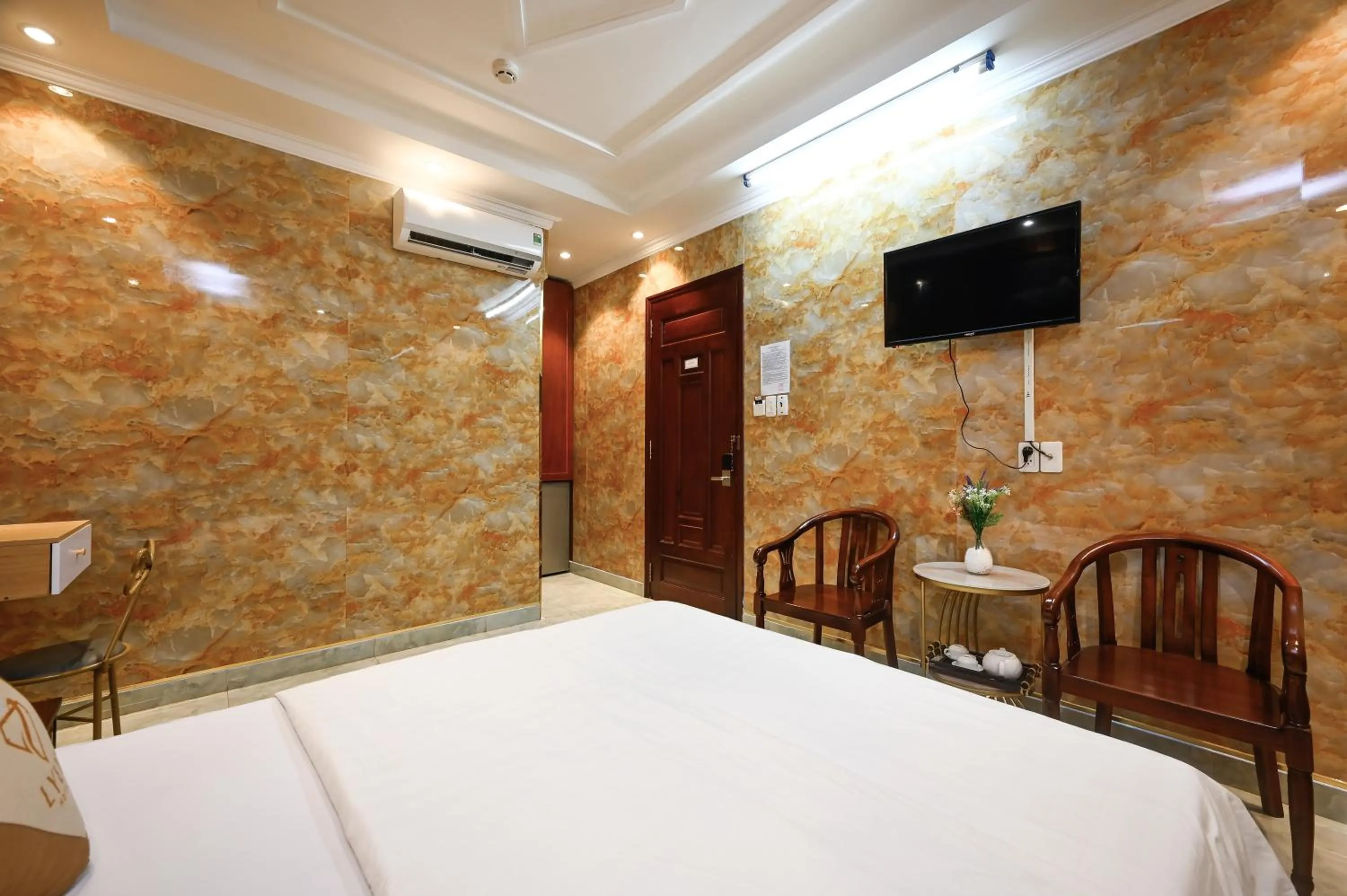 TV and multimedia, Bed in Ly Ly Hotel