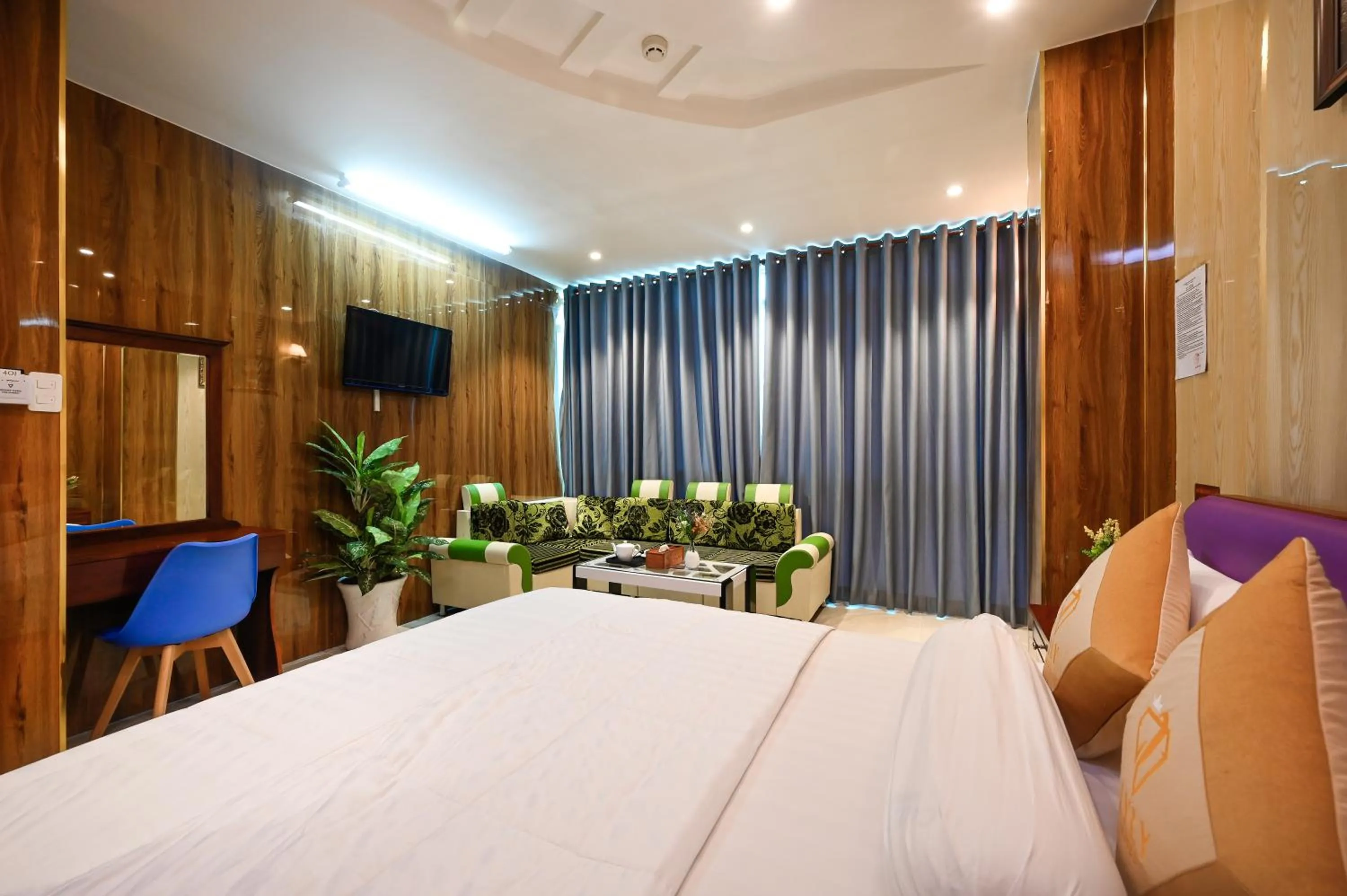 Communal lounge/ TV room, Bed in Ly Ly Hotel