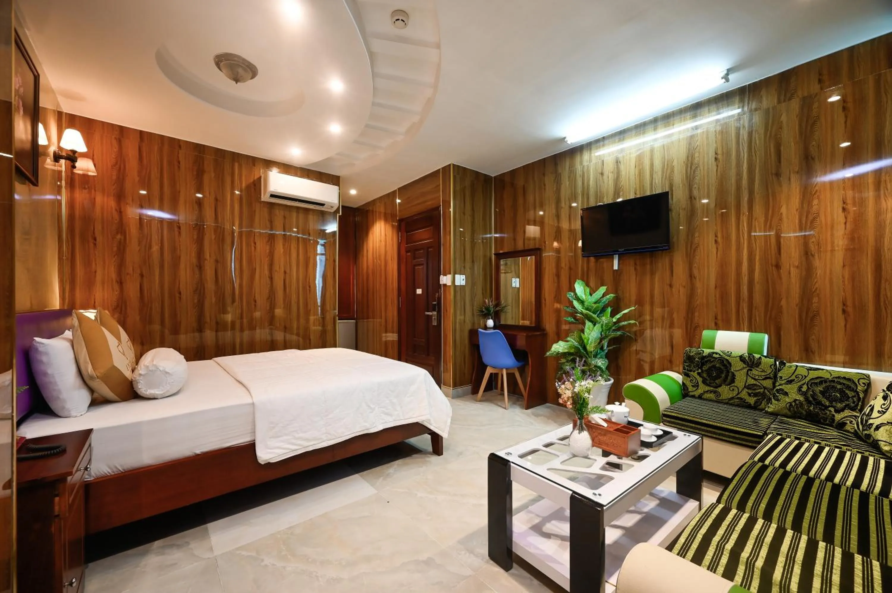 Communal lounge/ TV room, Bed in Ly Ly Hotel