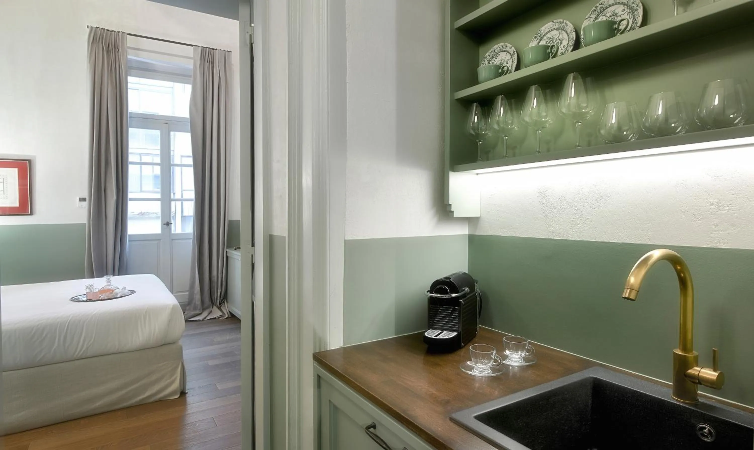 Coffee/tea facilities, Bed in ATHINAIDOS QUARTERS by K&K