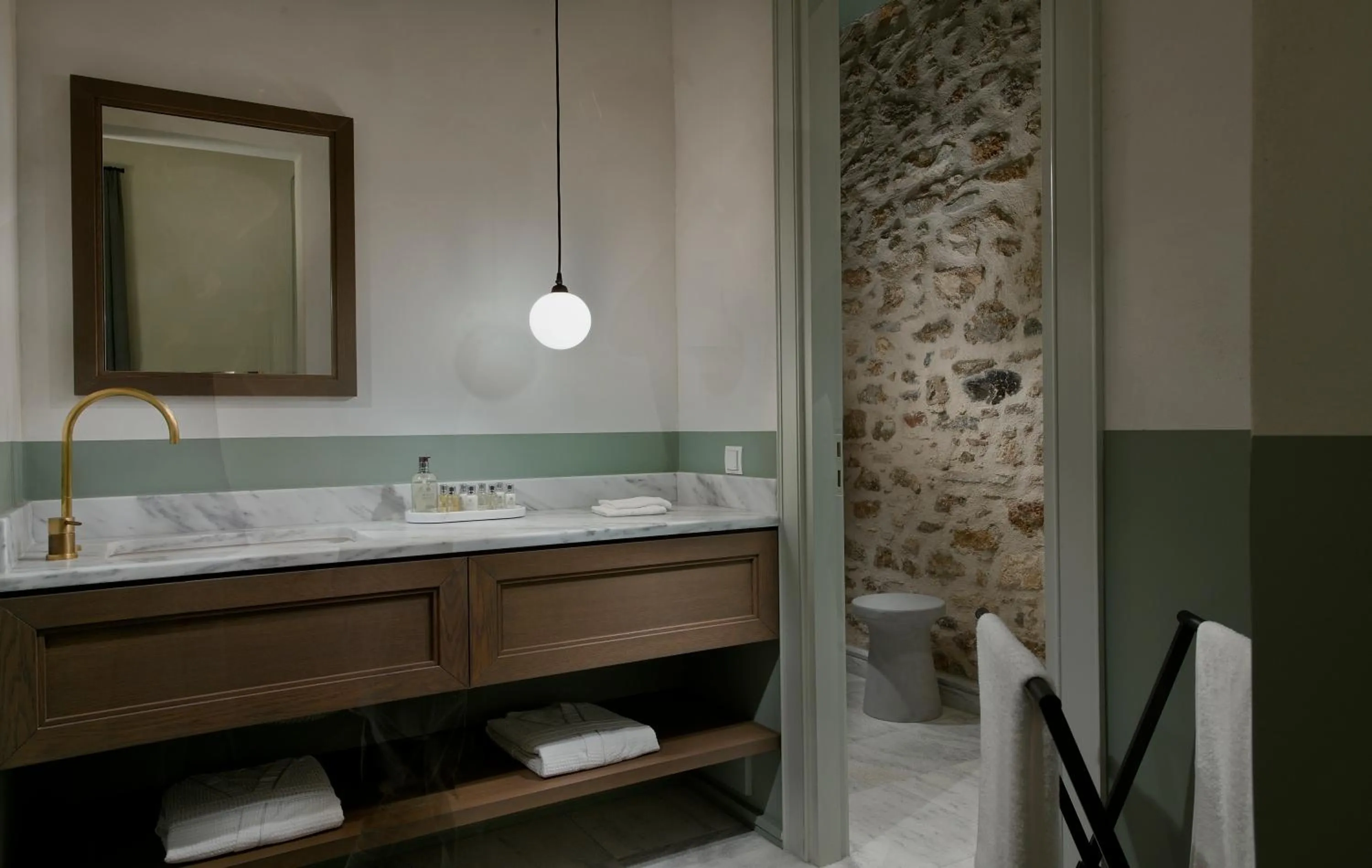 Toilet in ATHINAIDOS QUARTERS by K&K