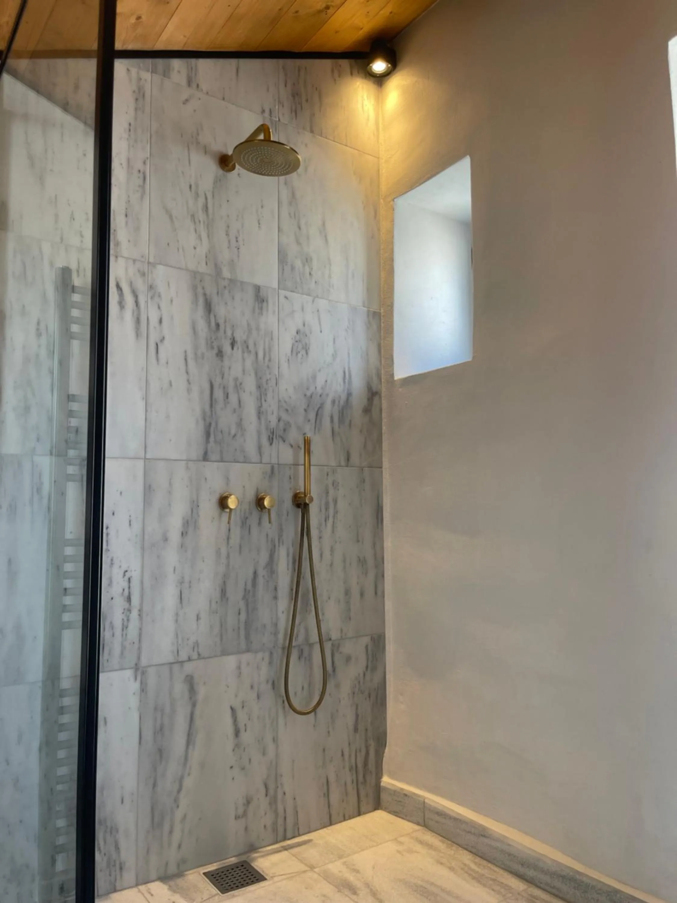 Shower in ATHINAIDOS QUARTERS by K&K