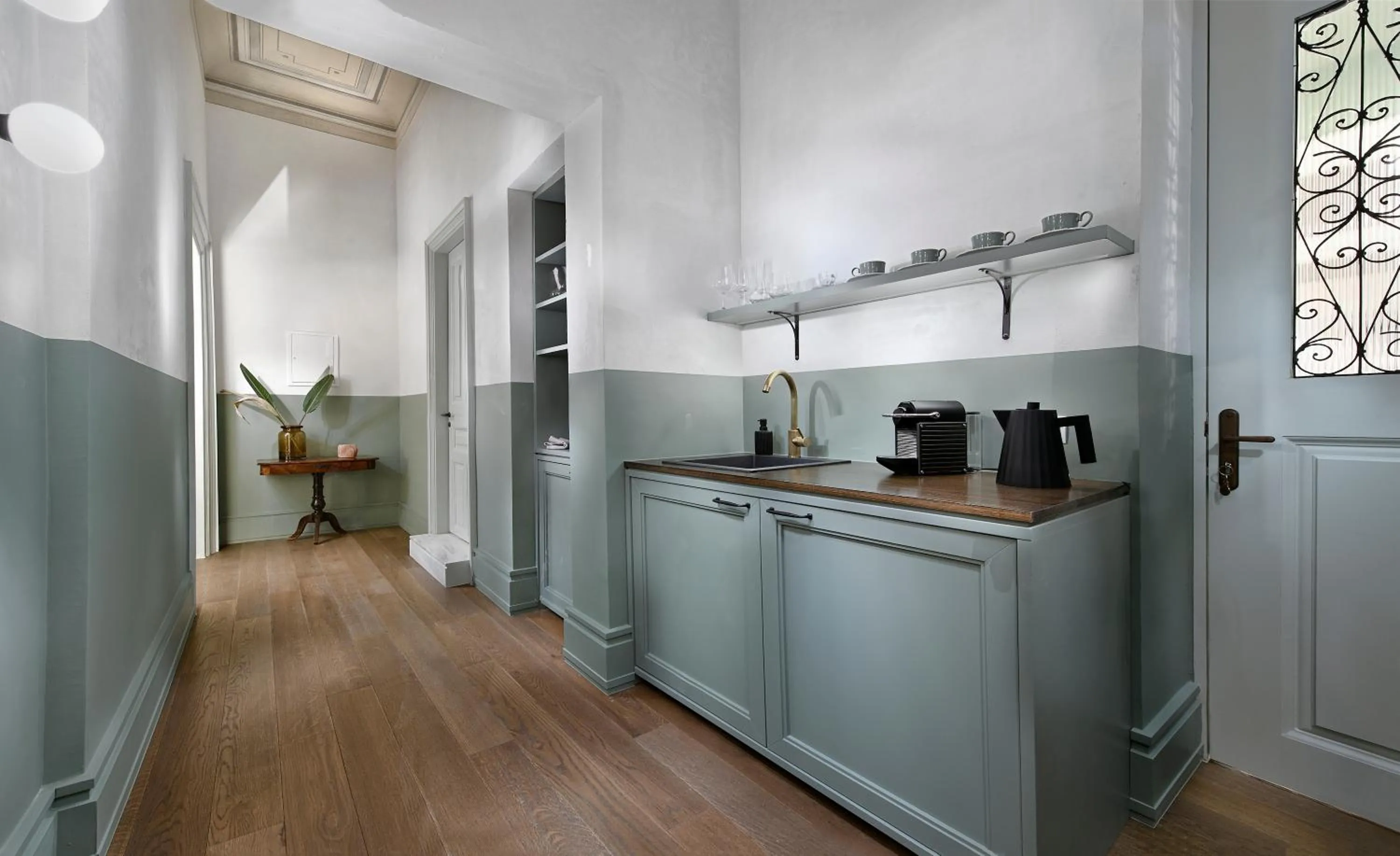 Coffee/tea facilities in ATHINAIDOS QUARTERS by K&K