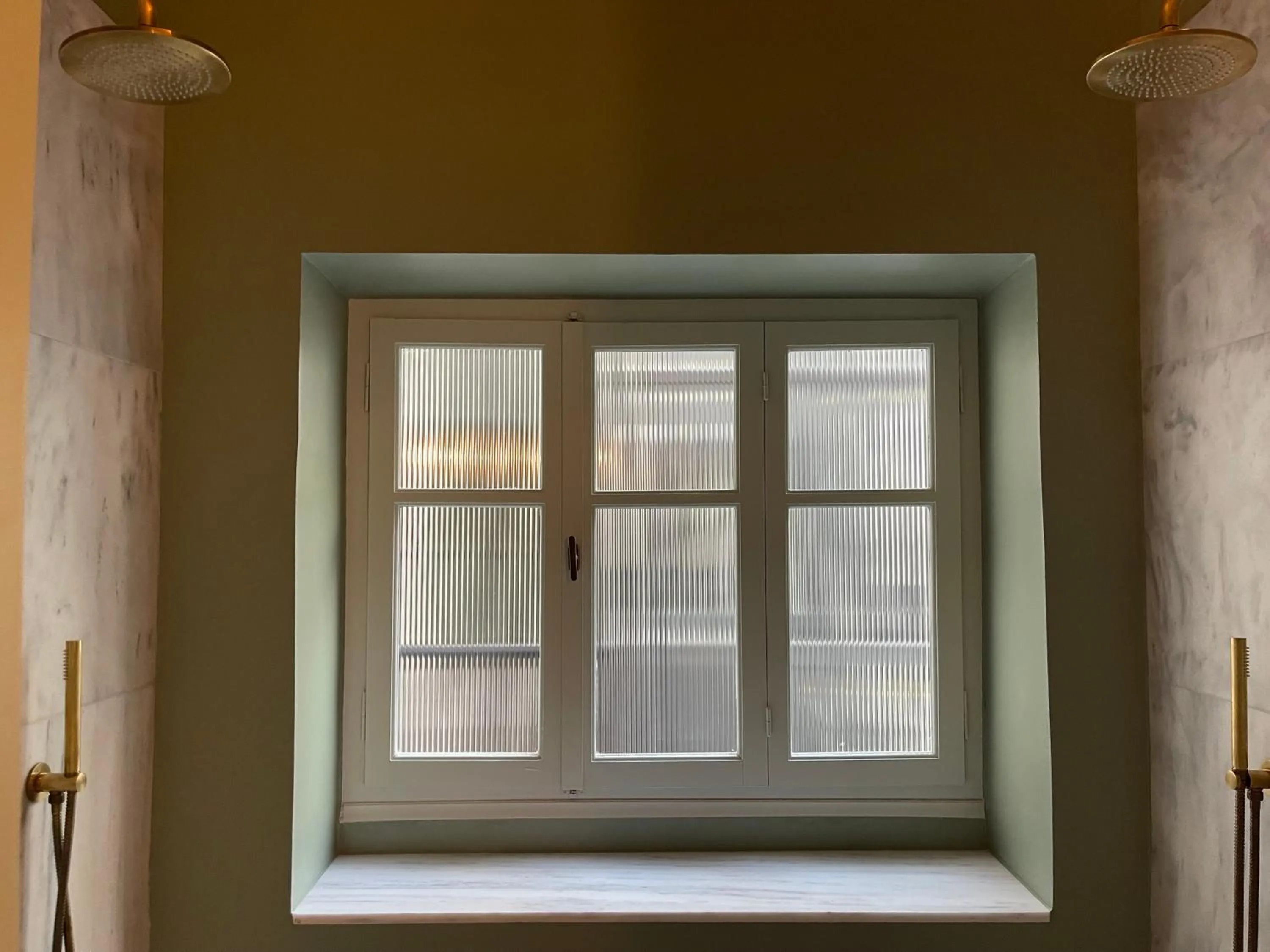 Shower in ATHINAIDOS QUARTERS by K&K