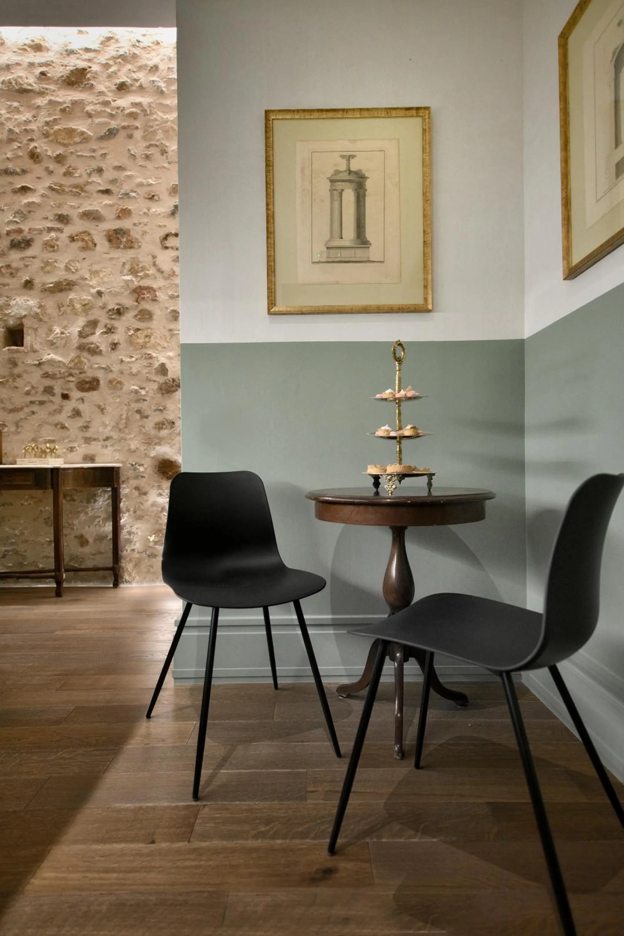 Seating area in ATHINAIDOS QUARTERS by K&K