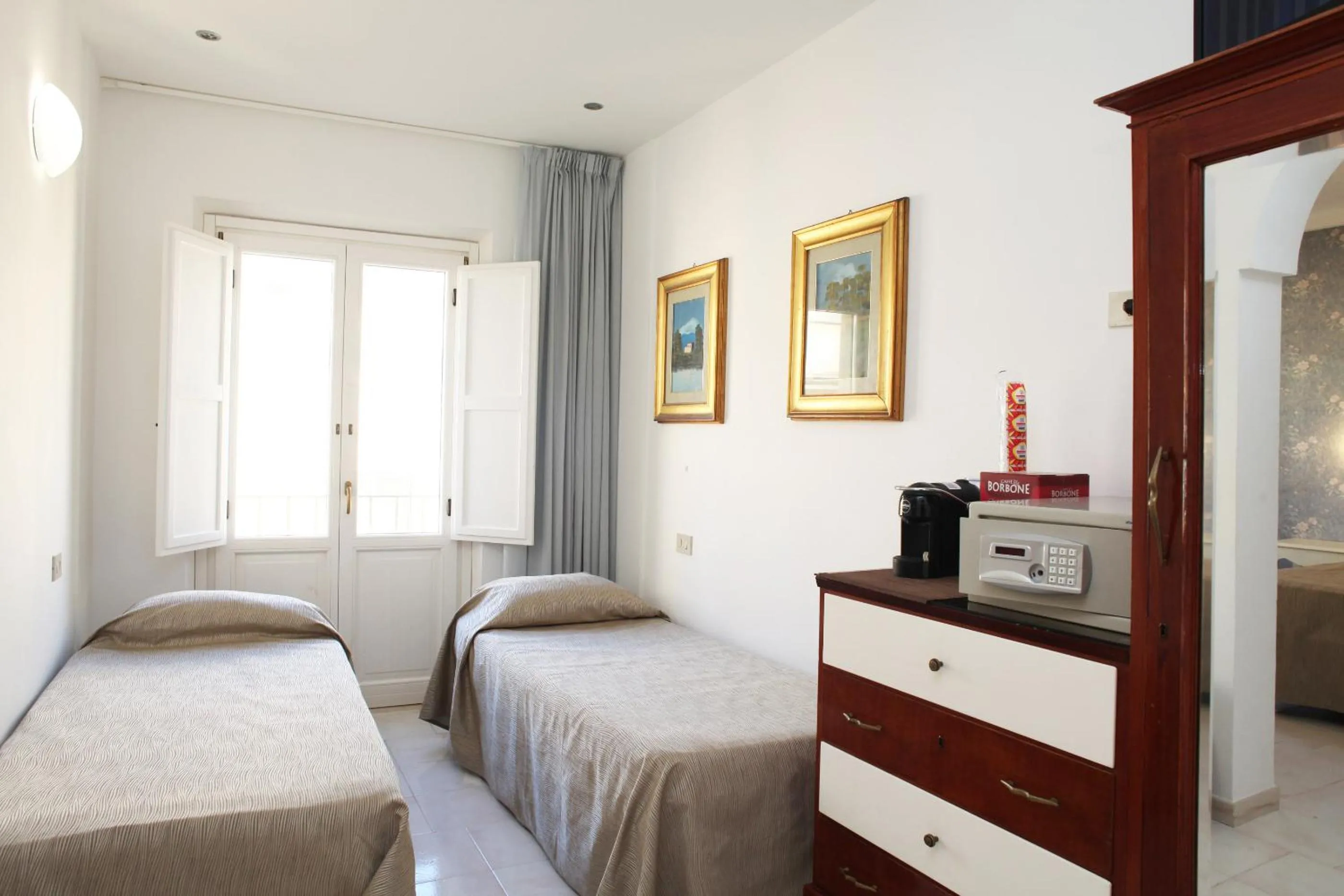 Photo of the whole room, Bed in Albergo Russo