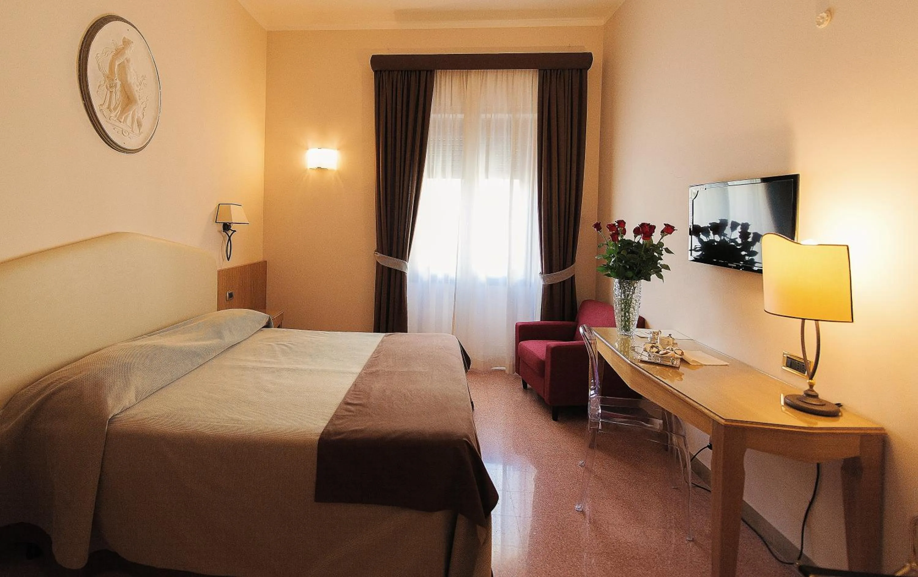 Photo of the whole room, Bed in Albergo Russo