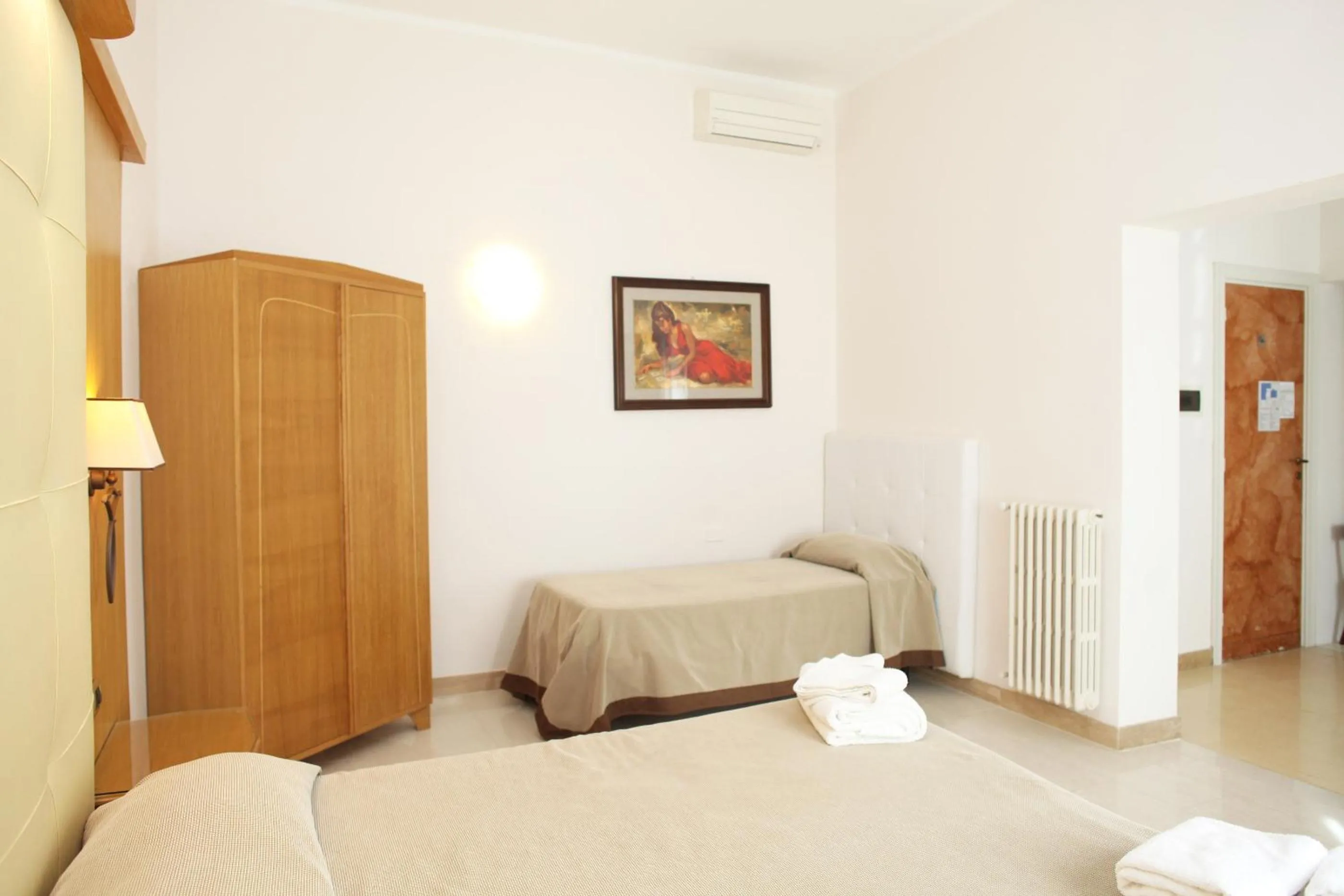 Photo of the whole room, Bed in Albergo Russo