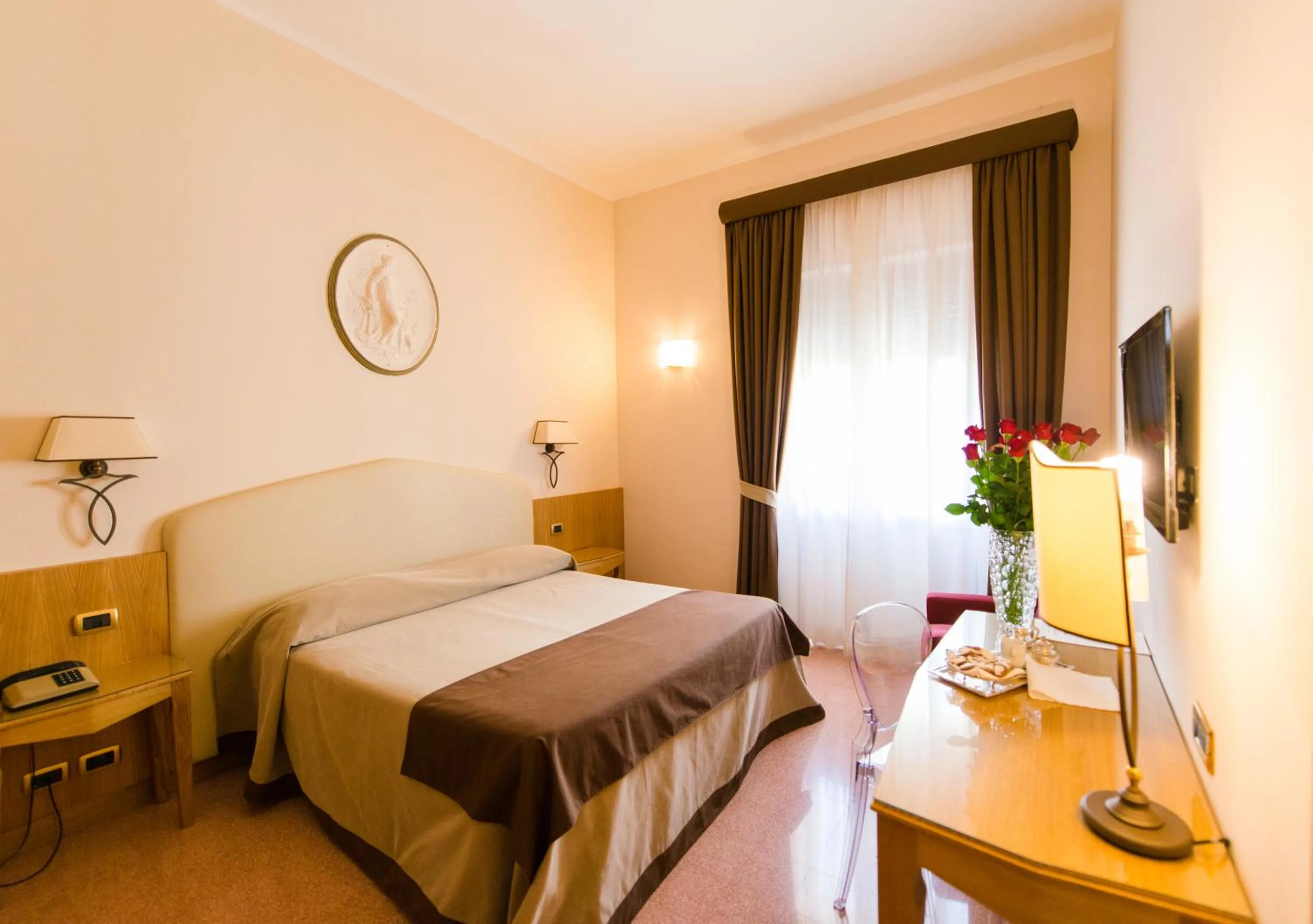 Photo of the whole room, Bed in Albergo Russo
