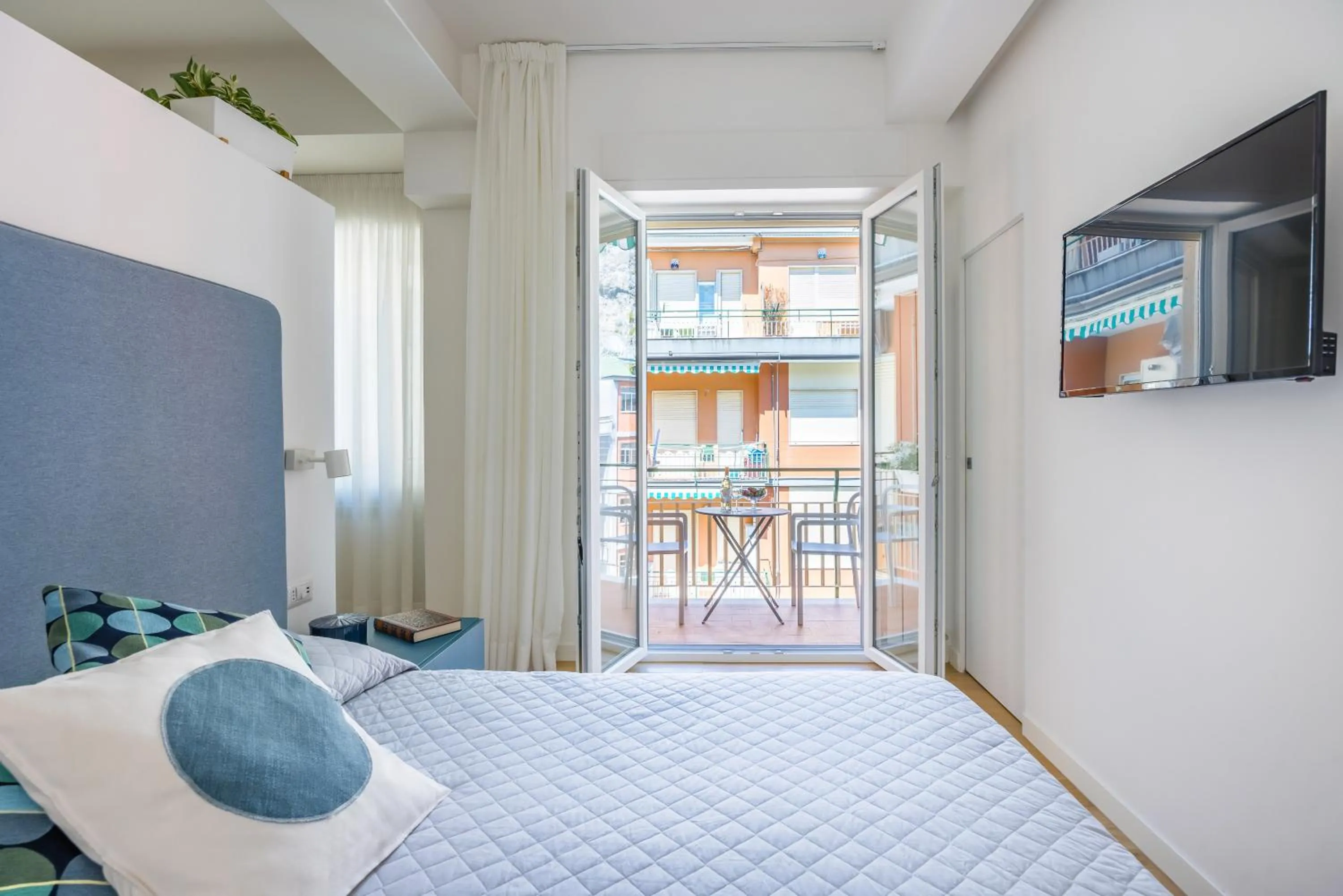 Photo of the whole room, Bed in Residence Panoramic