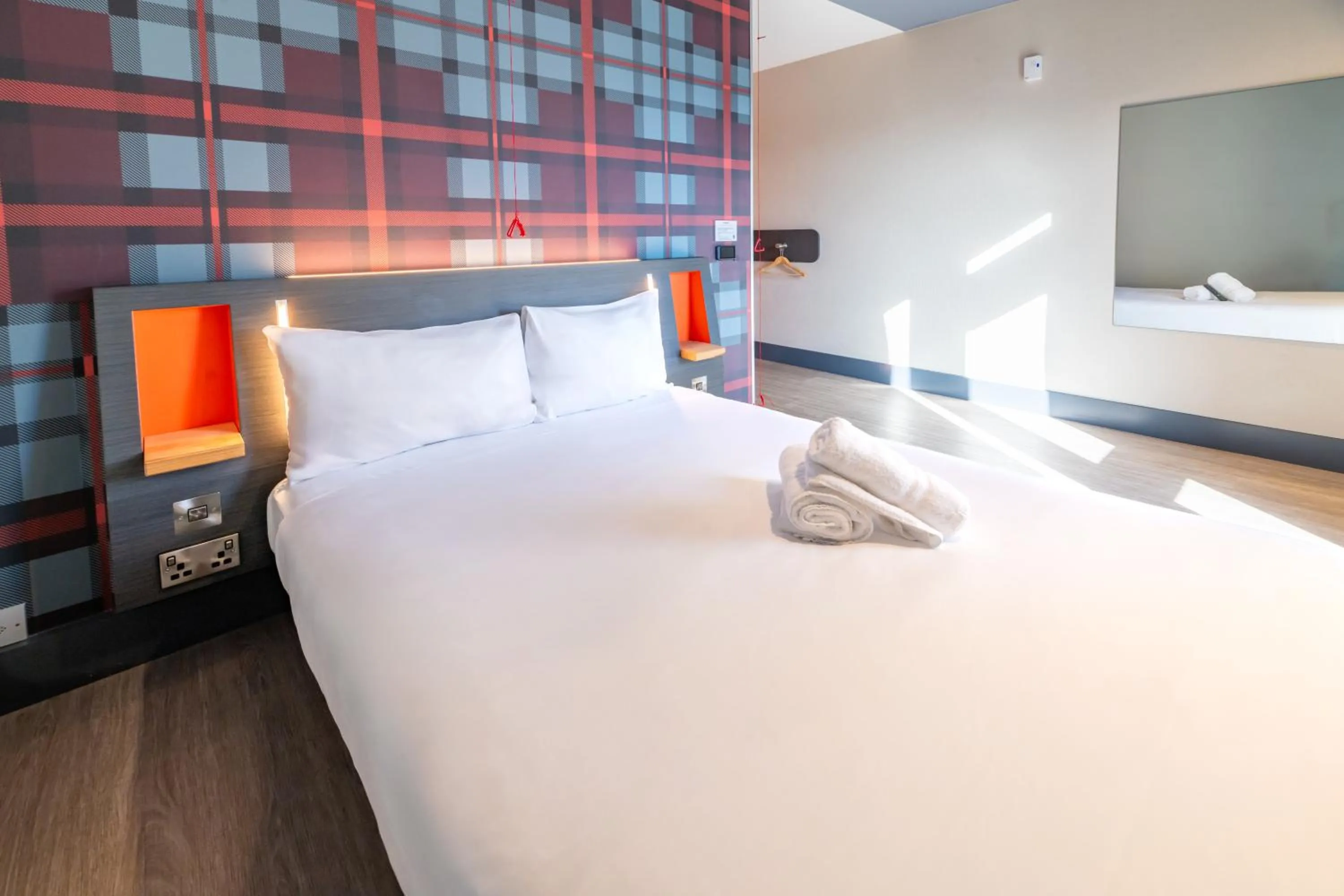 Bedroom, Bed in easyHotel Dublin