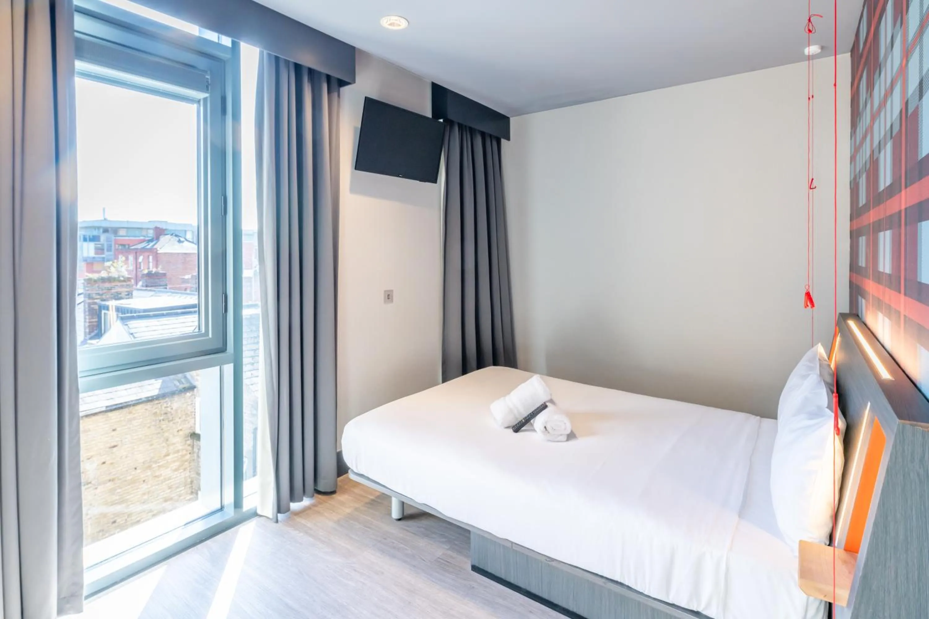 Bedroom, Bed in easyHotel Dublin