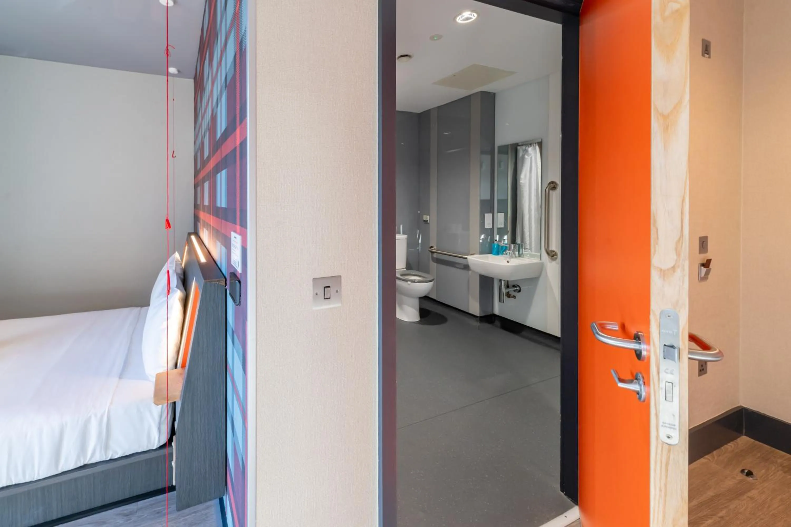 Bathroom, Bed in easyHotel Dublin