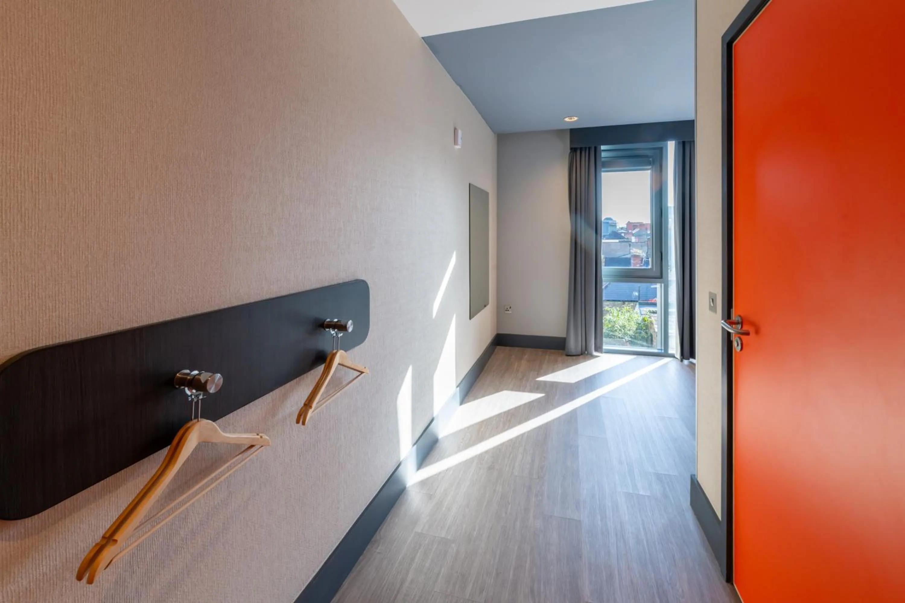 Bedroom, Bed in easyHotel Dublin