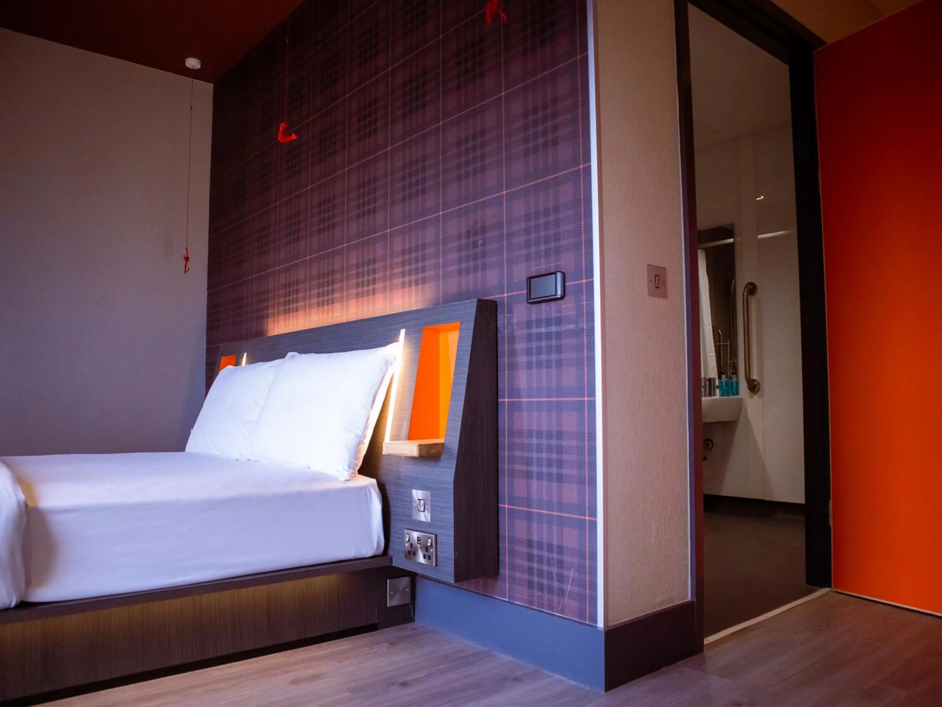 Bedroom, Bed in easyHotel Dublin