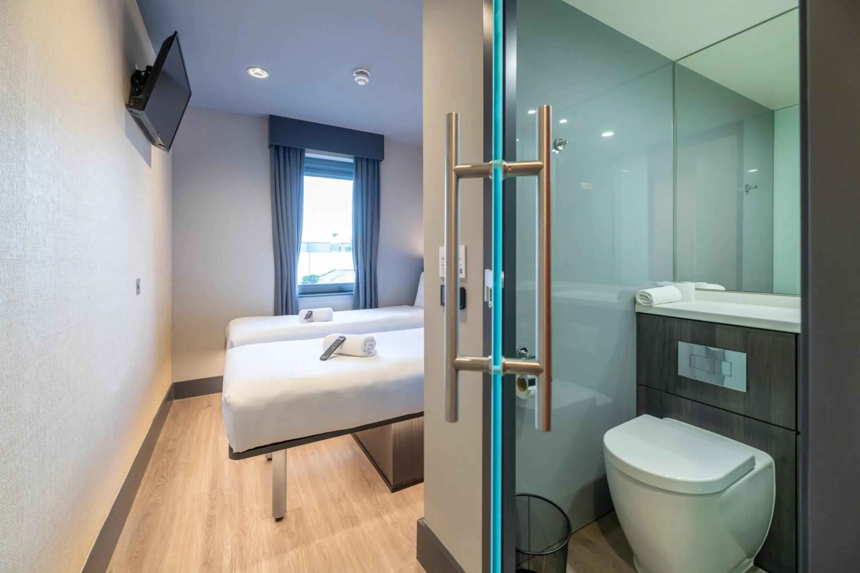 Bedroom, Bed in easyHotel Dublin