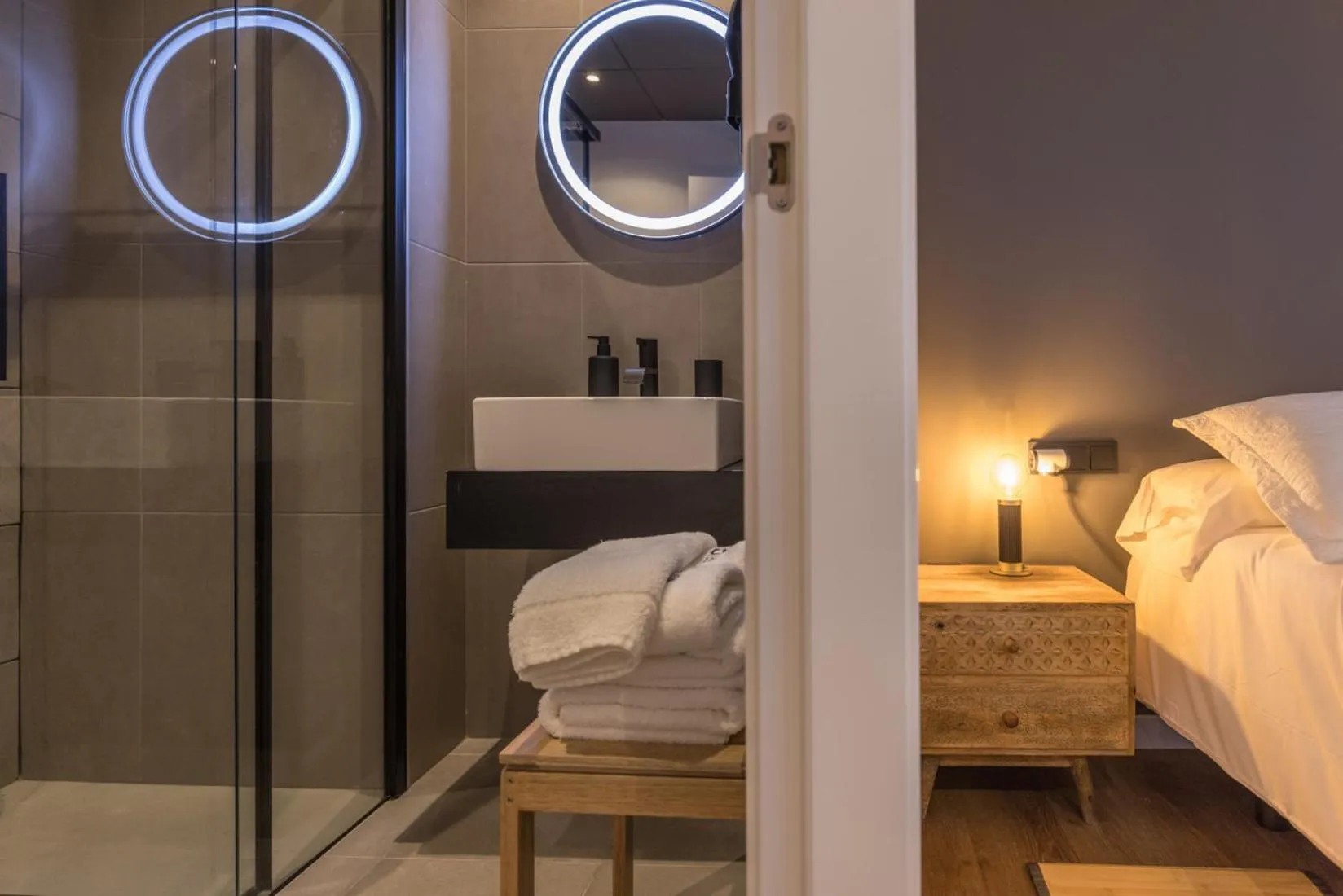 Shower, Bed in Hotel Boutique Abadia del Maestrat