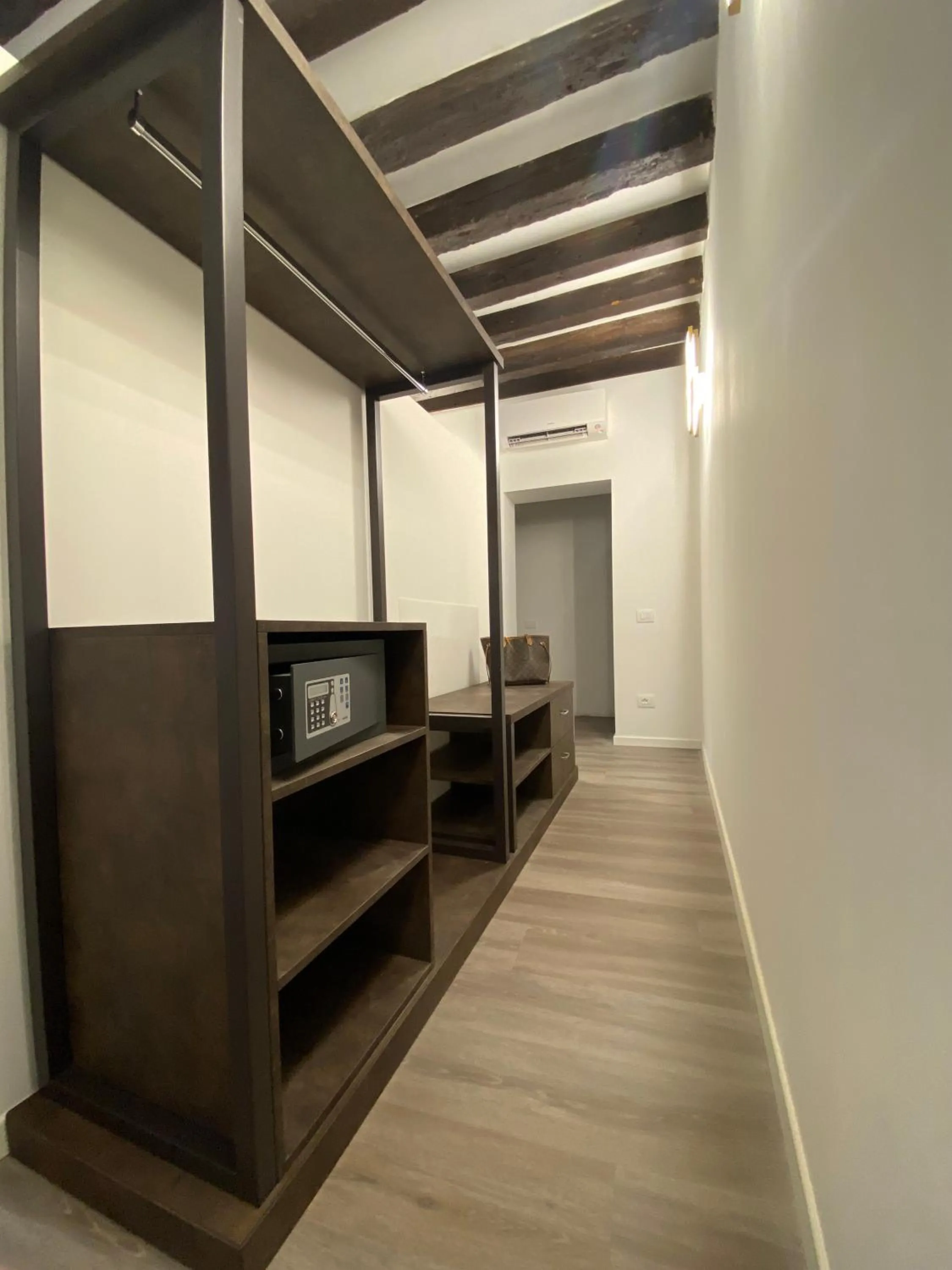 wardrobe in San Lio Tourist House