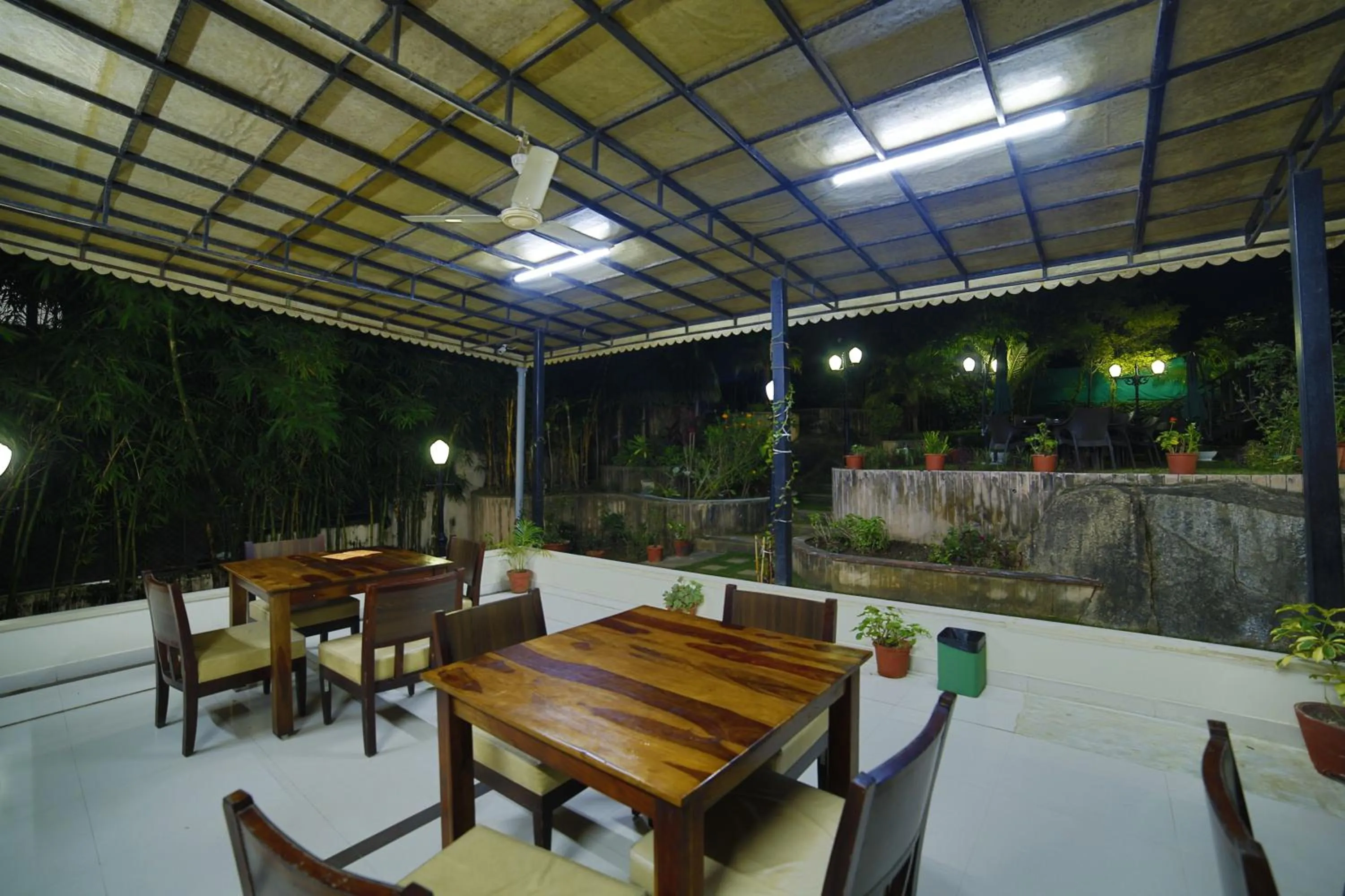 Restaurant/places to eat in Hotel Shiv Villa