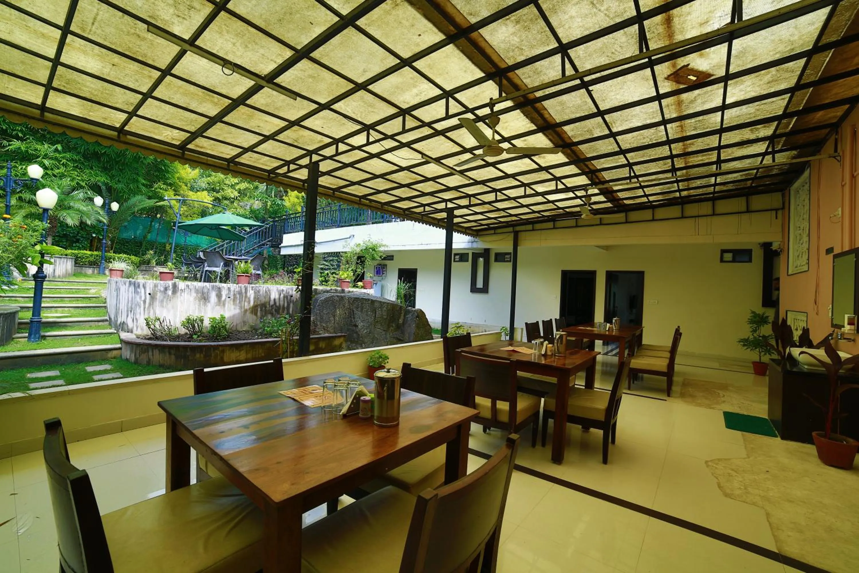 Restaurant/places to eat in Hotel Shiv Villa