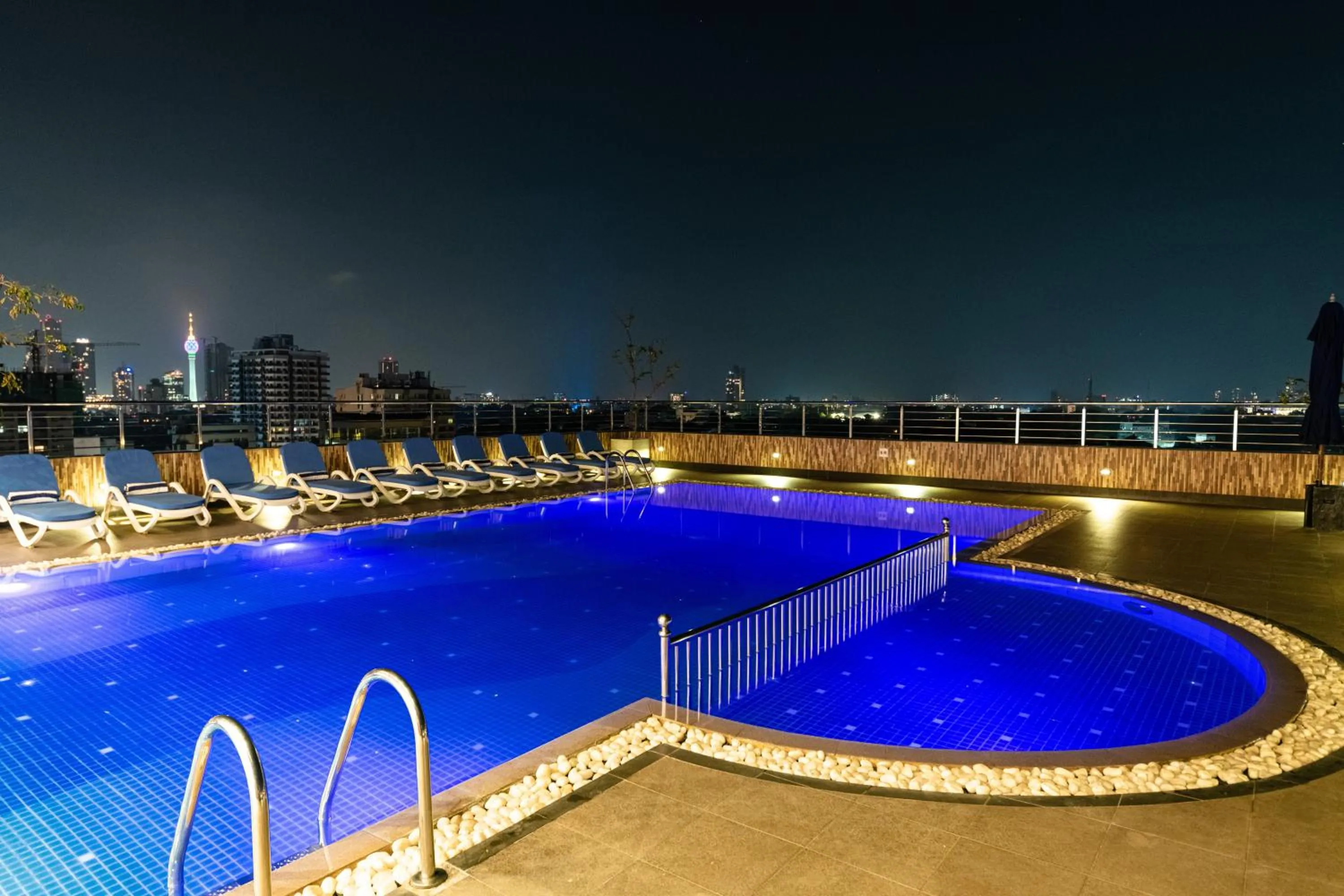 Swimming pool in Pearl Grand By Rathna