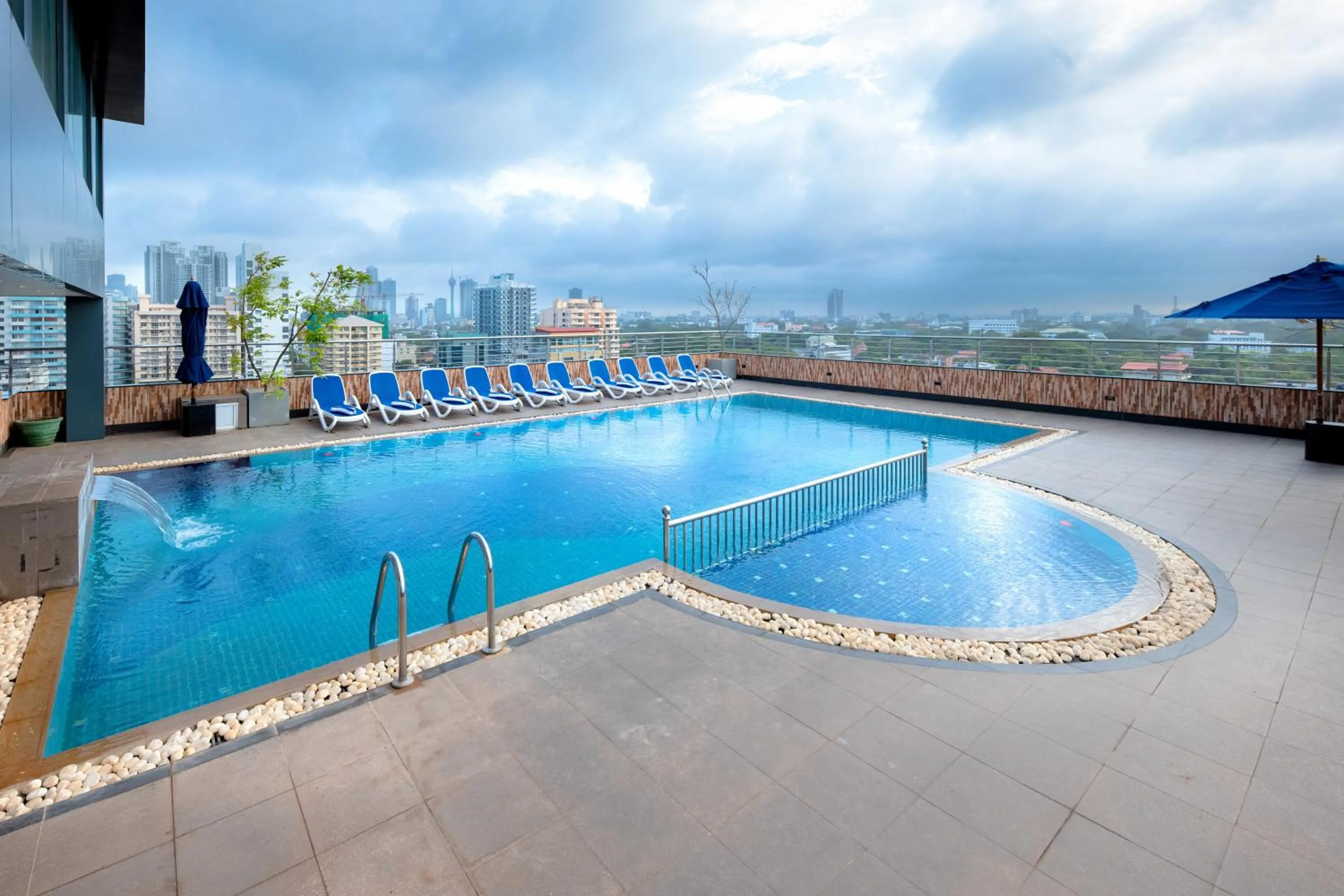 Swimming pool in Pearl Grand By Rathna