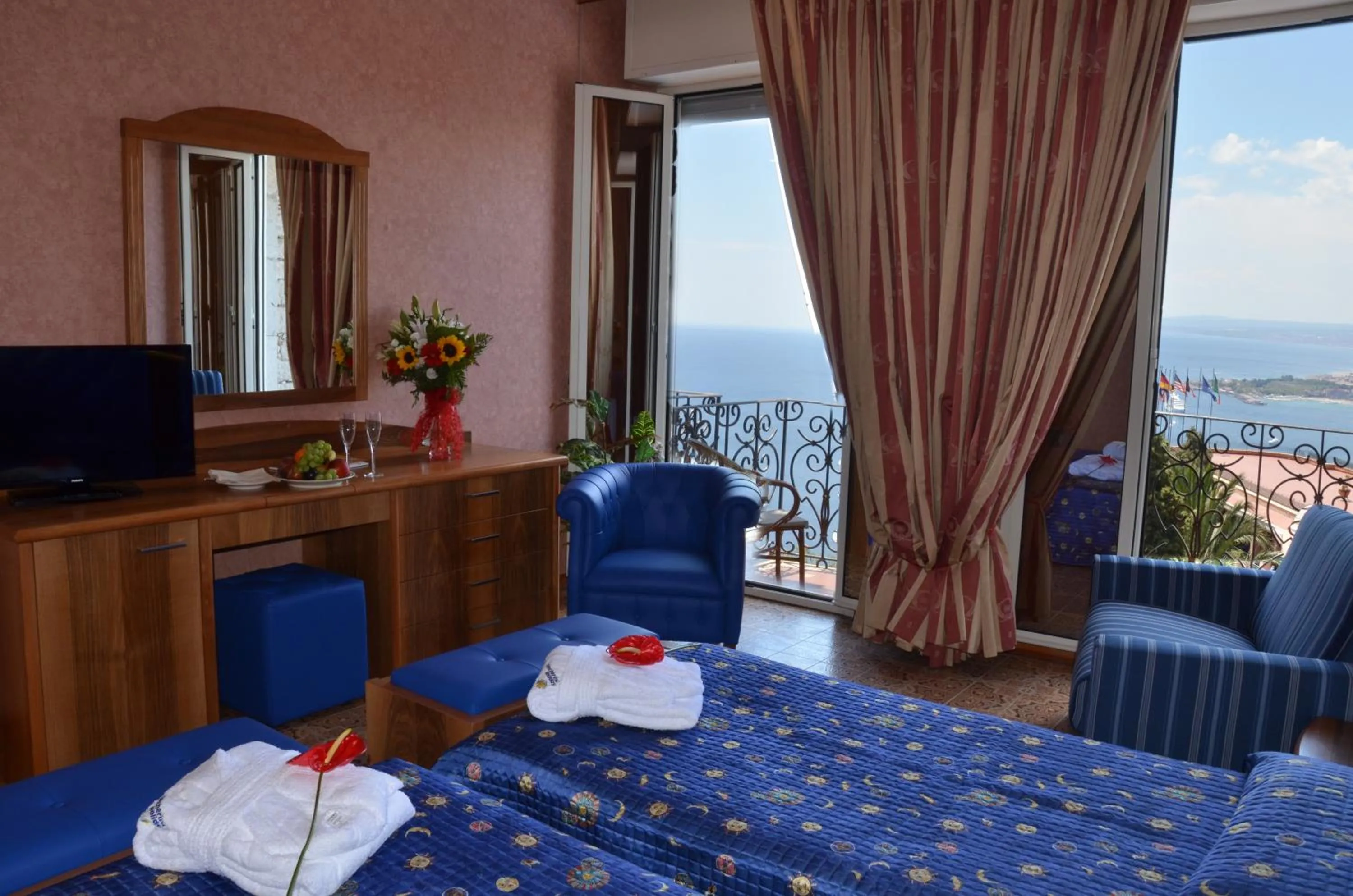 View (from property/room), Bed in Taormina Park Hotel