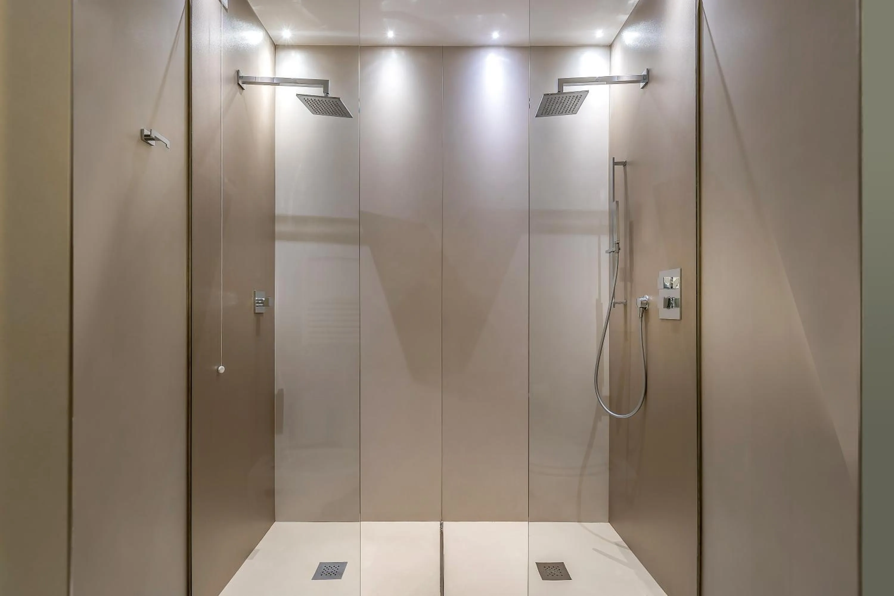 Shower in Hotel Polo