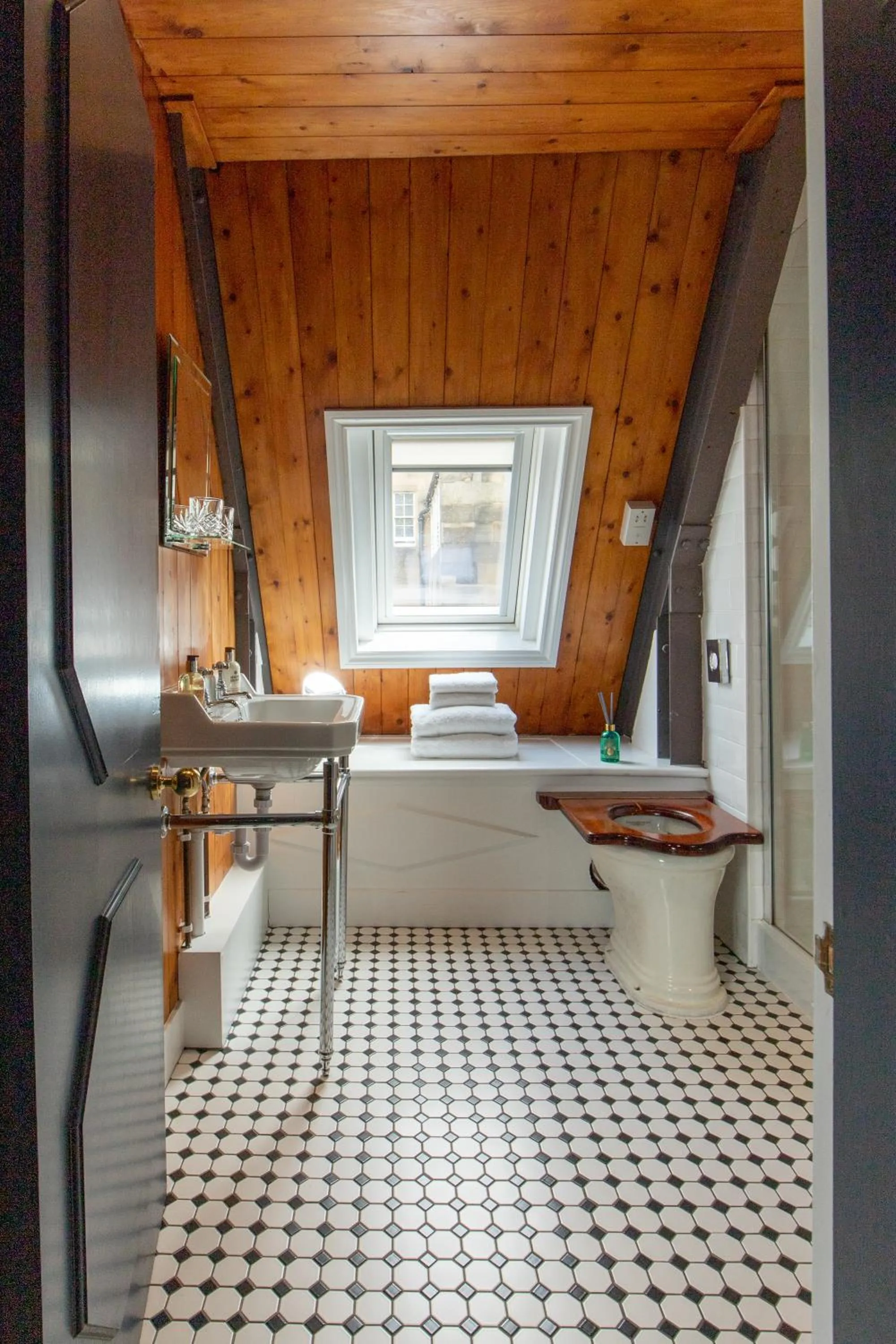 Toilet in Linton Collection - 28 North Bridge