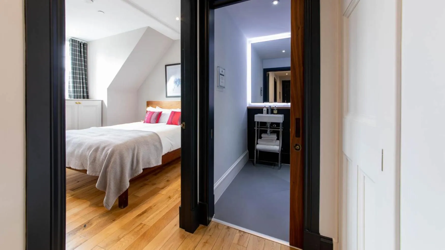 Bathroom, Bed in Linton Collection - 28 North Bridge