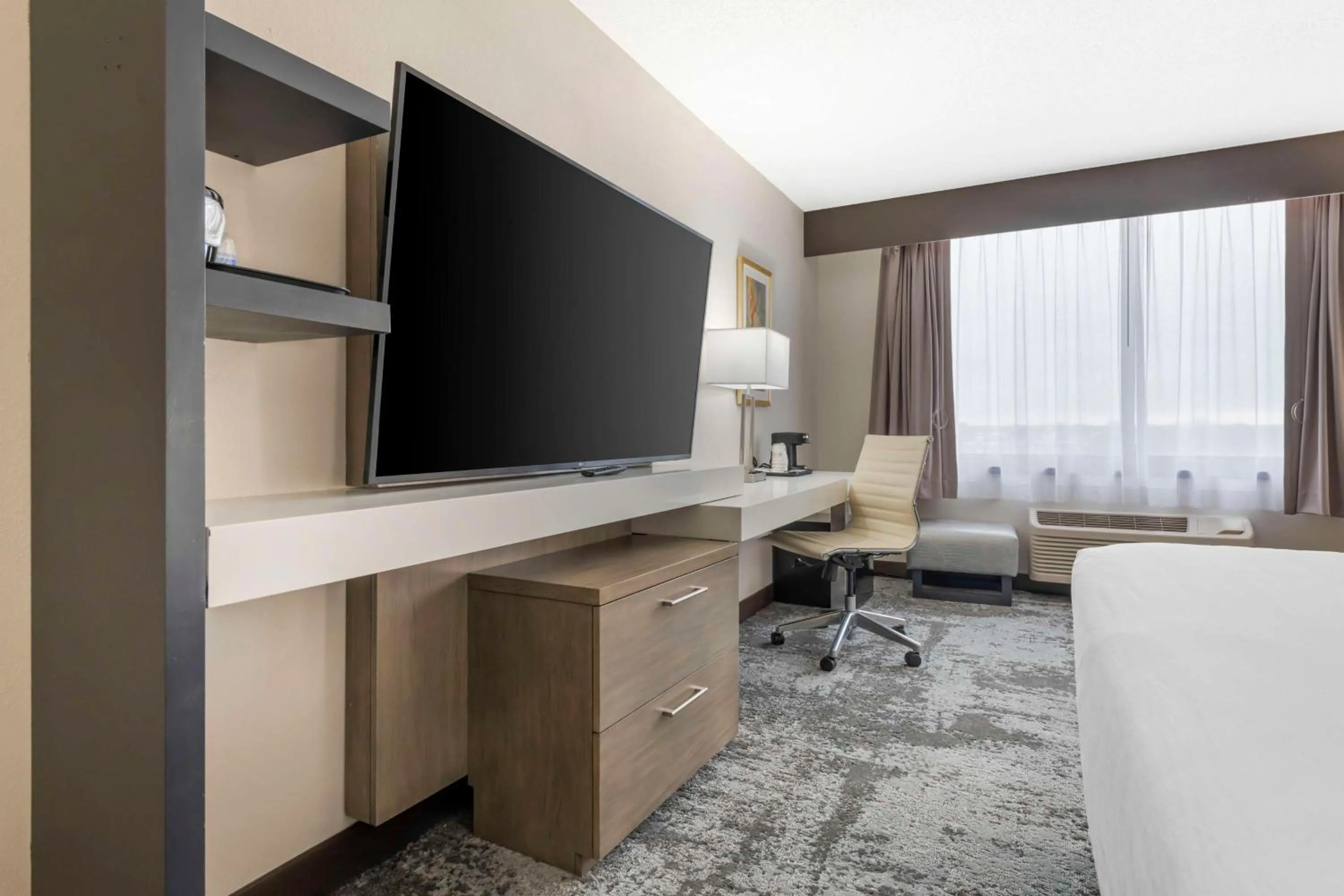 Bedroom in Best Western Brooklyn Center Hotel & Conference Center