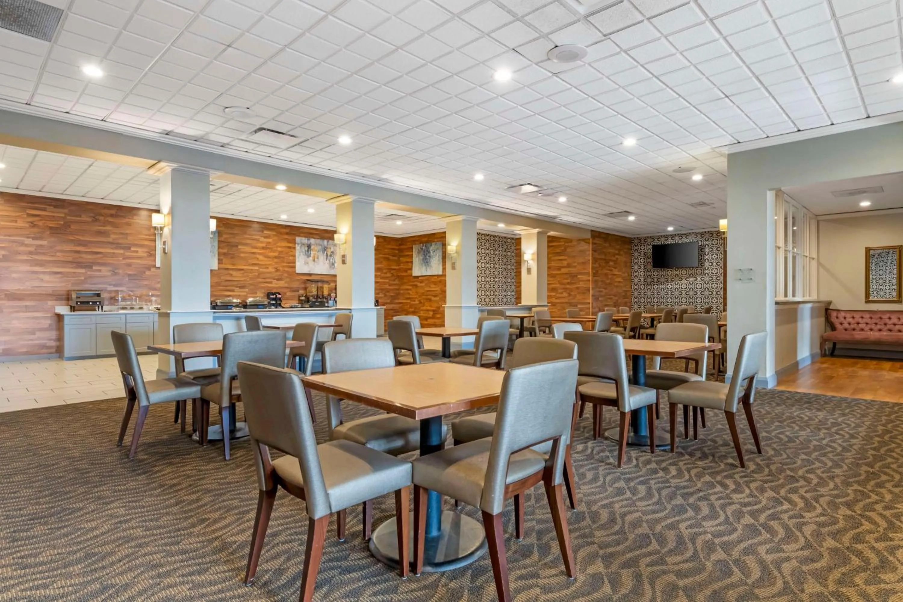 Breakfast in Best Western Brooklyn Center Hotel & Conference Center