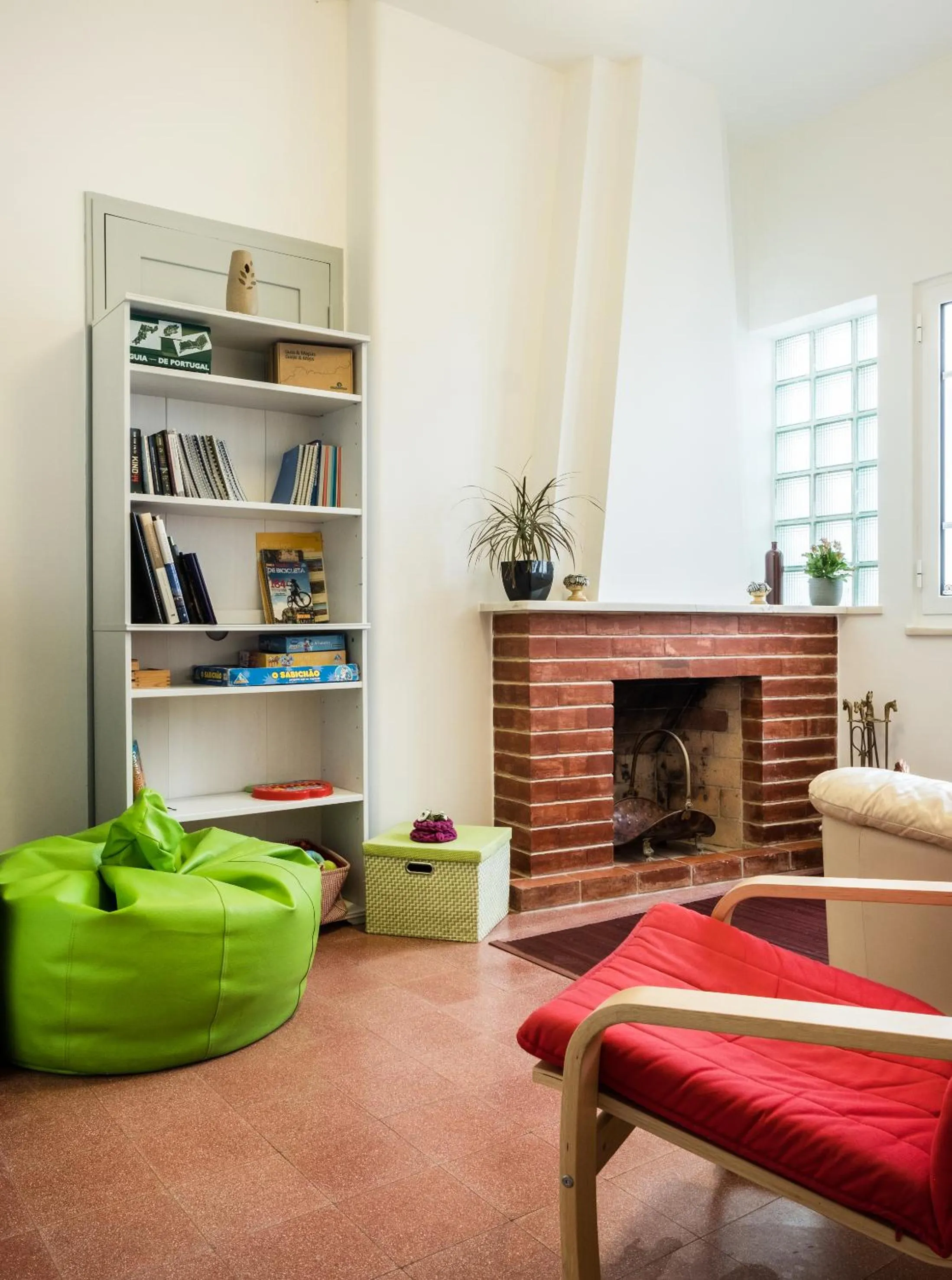 Library in Loulé Coreto Hostel