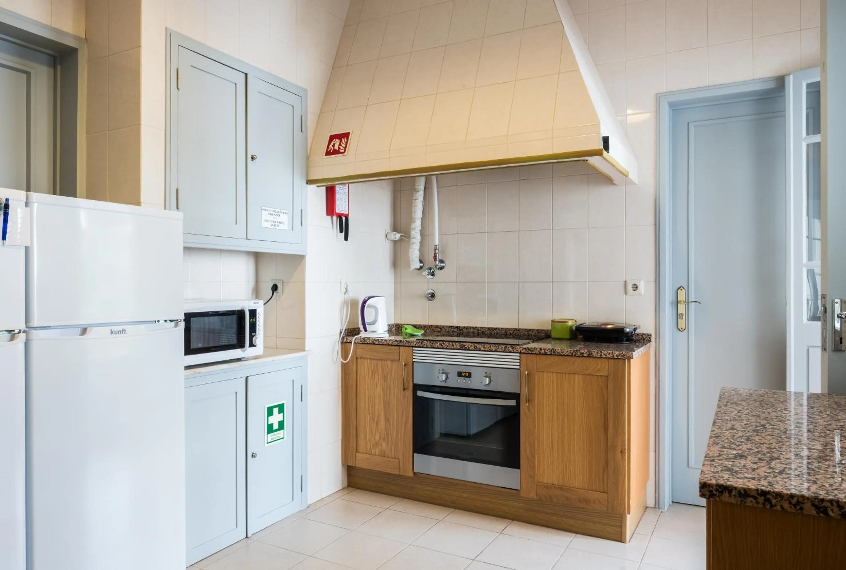 Kitchen or kitchenette in Loulé Coreto Hostel
