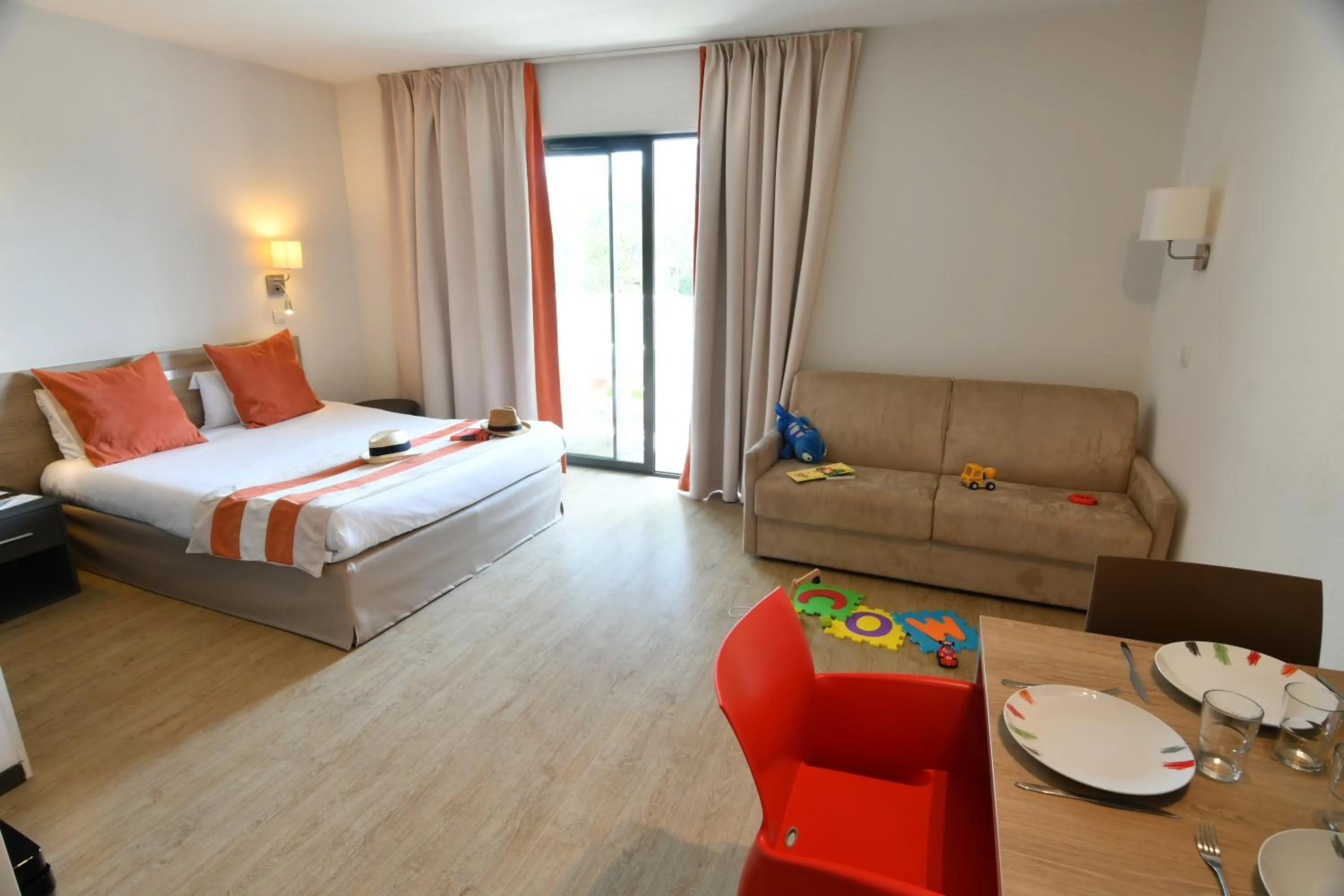 Photo of the whole room, Bed in Appart-Hôtel Mer & Golf City Bordeaux - Bruges