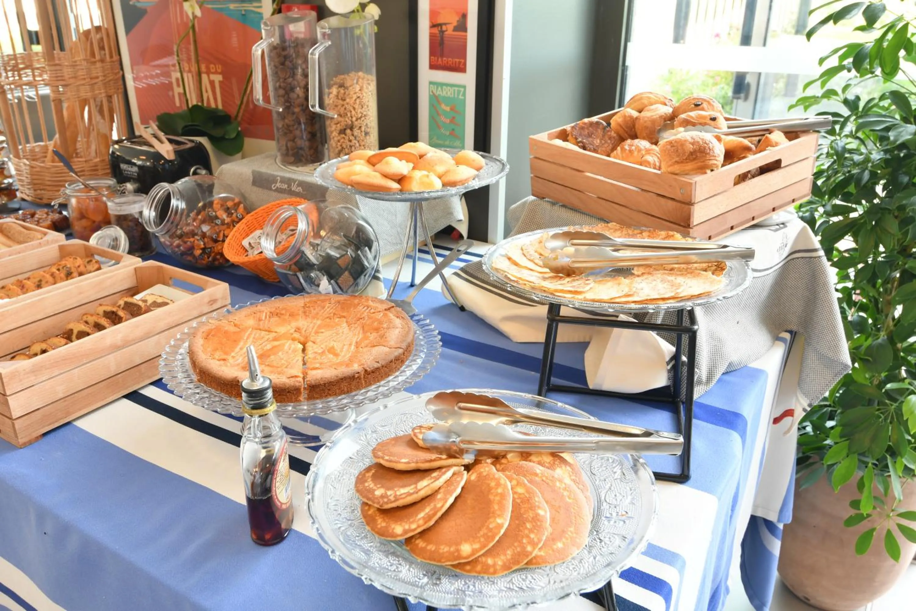 Buffet breakfast in Appart-Hôtel Mer & Golf City Bordeaux - Bruges