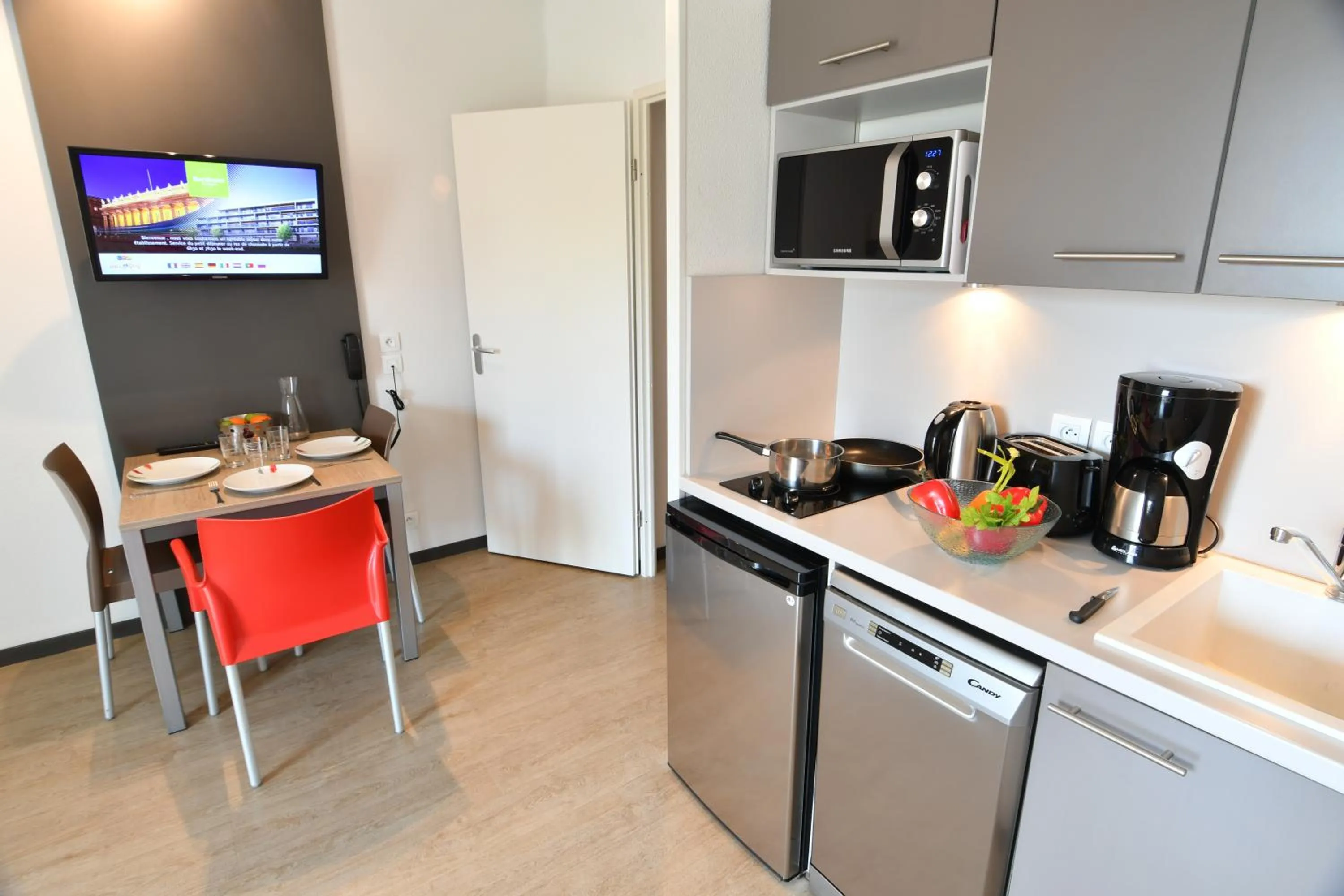 Kitchen or kitchenette in Appart-Hôtel Mer & Golf City Bordeaux - Bruges