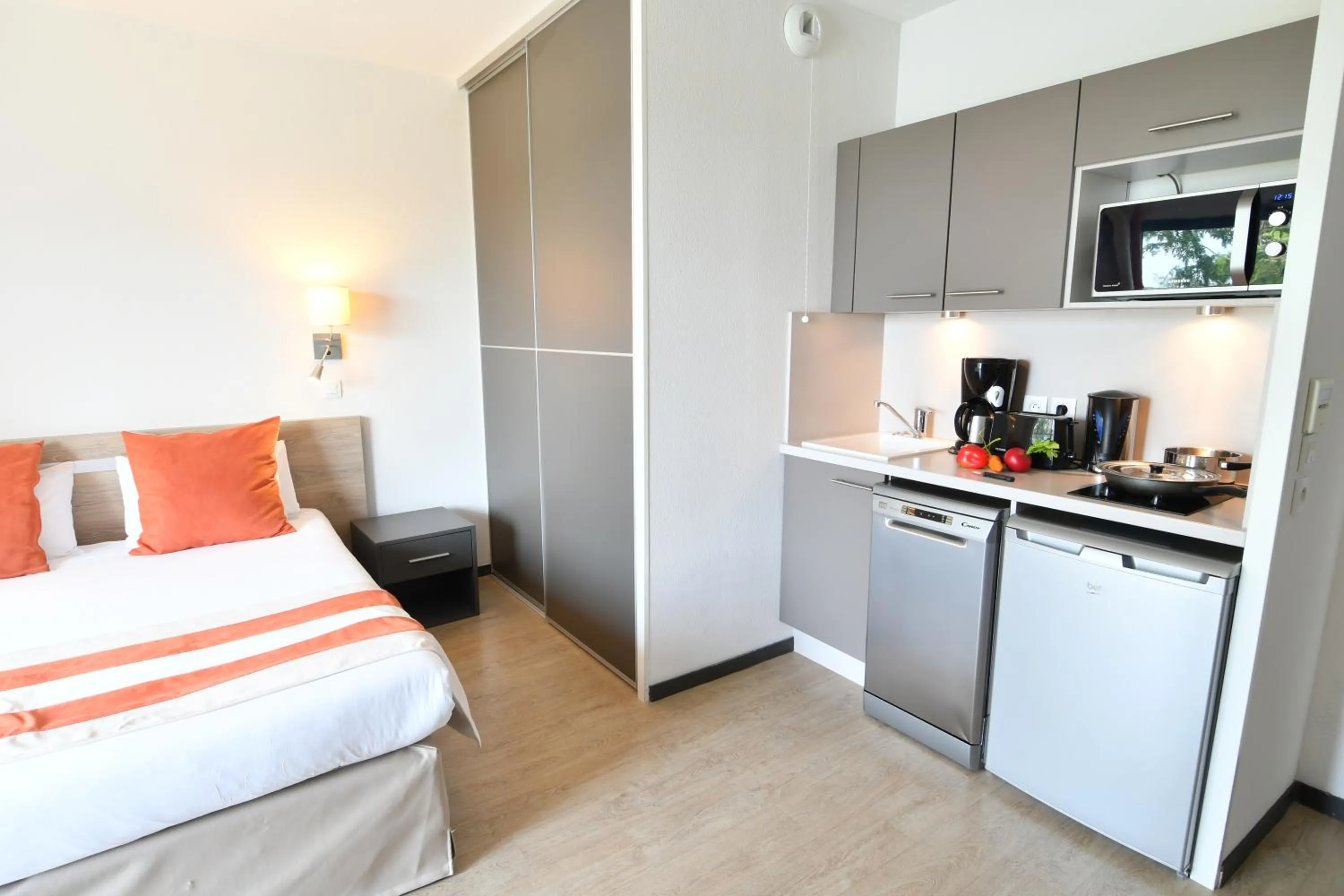 Kitchen or kitchenette, Bed in Appart-Hôtel Mer & Golf City Bordeaux - Bruges