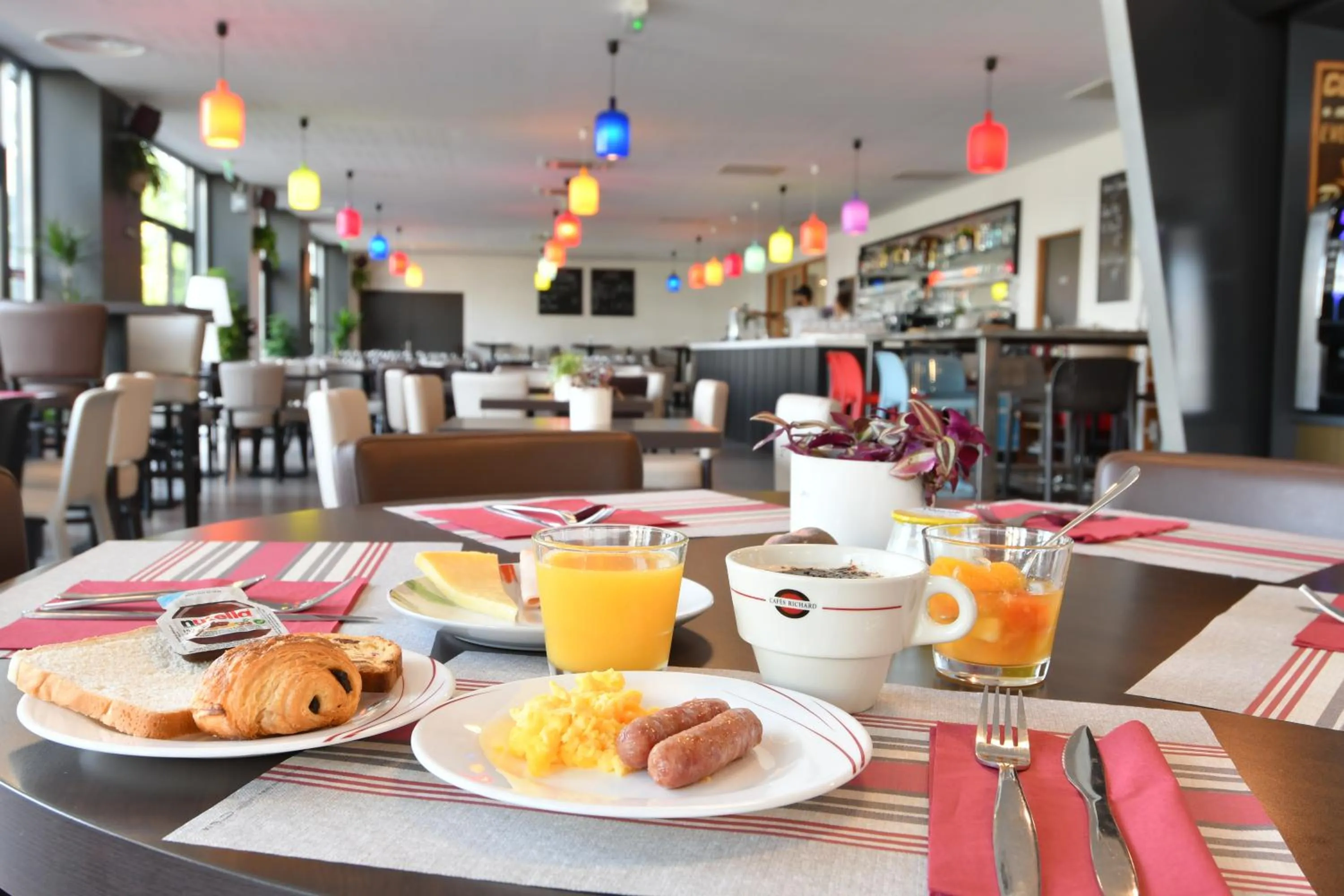 Buffet breakfast in Appart-Hôtel Mer & Golf City Bordeaux - Bruges