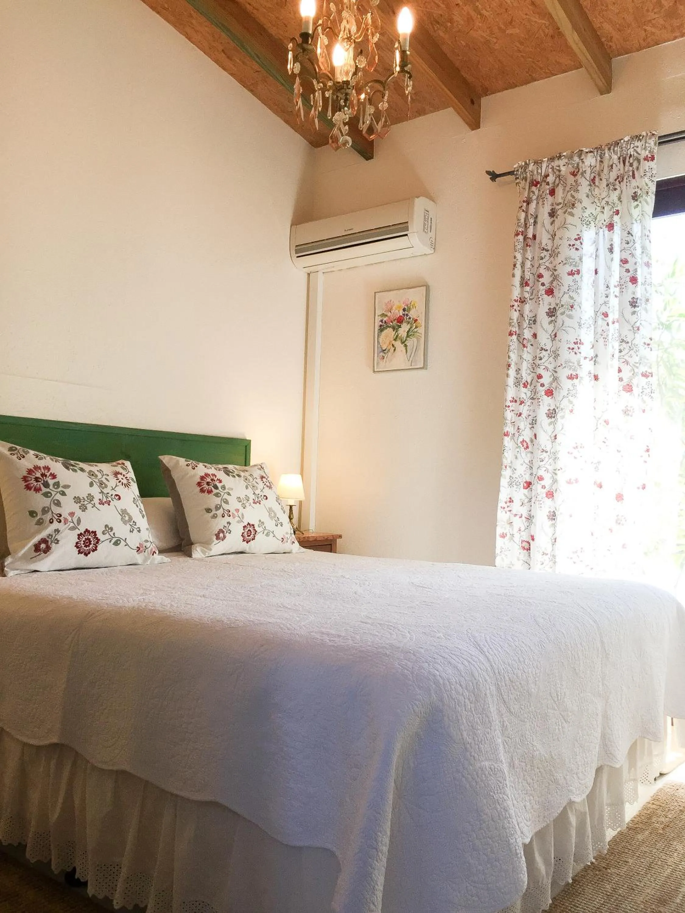 Photo of the whole room, Bed in La Atrevida