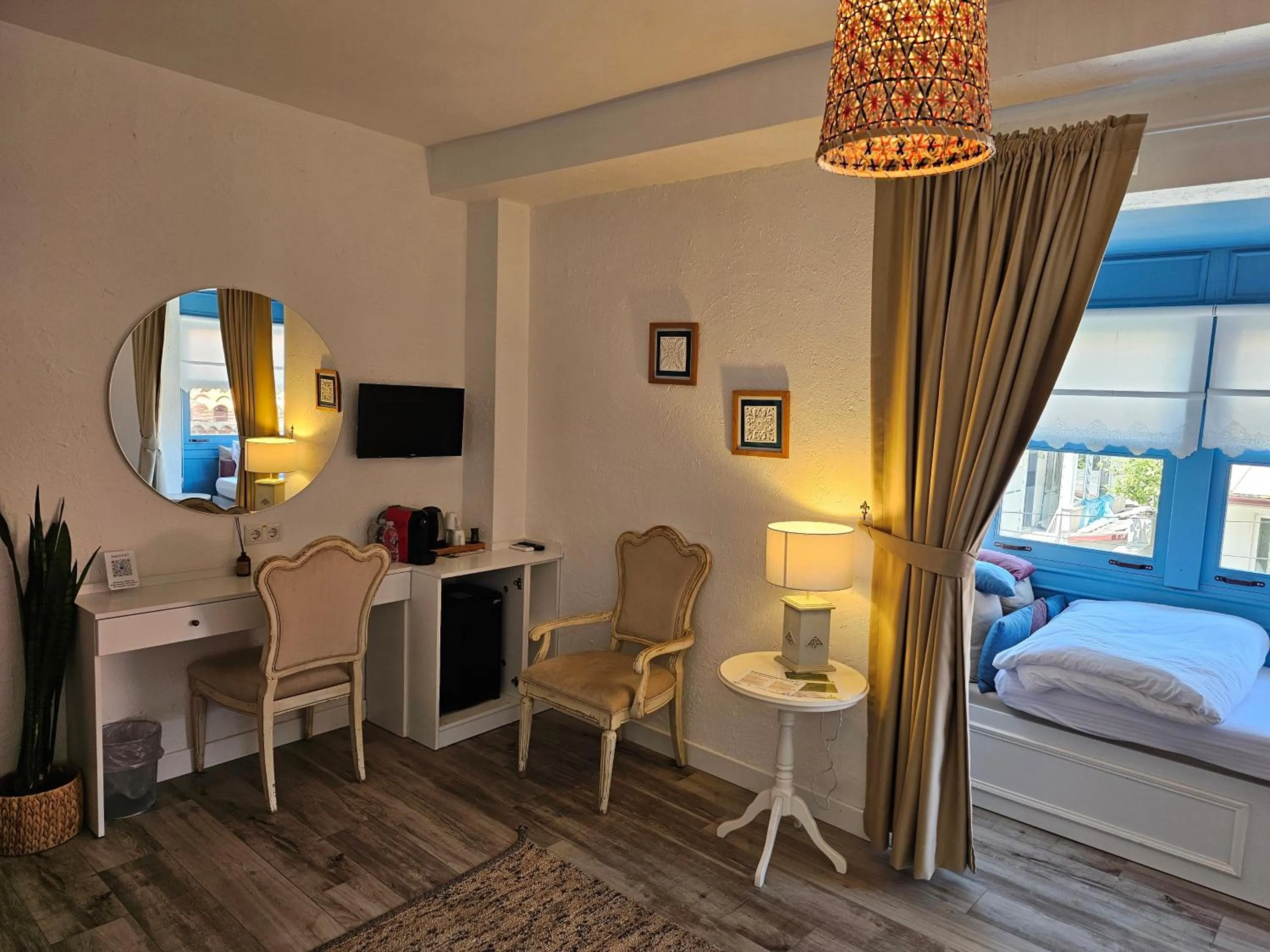 Communal lounge/ TV room, Bed in Kuğu Urla