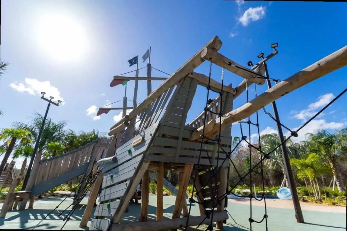 Stunning Family Friendly 5 Bd w/ Pool Close to Disney @ Storey Lake 4242