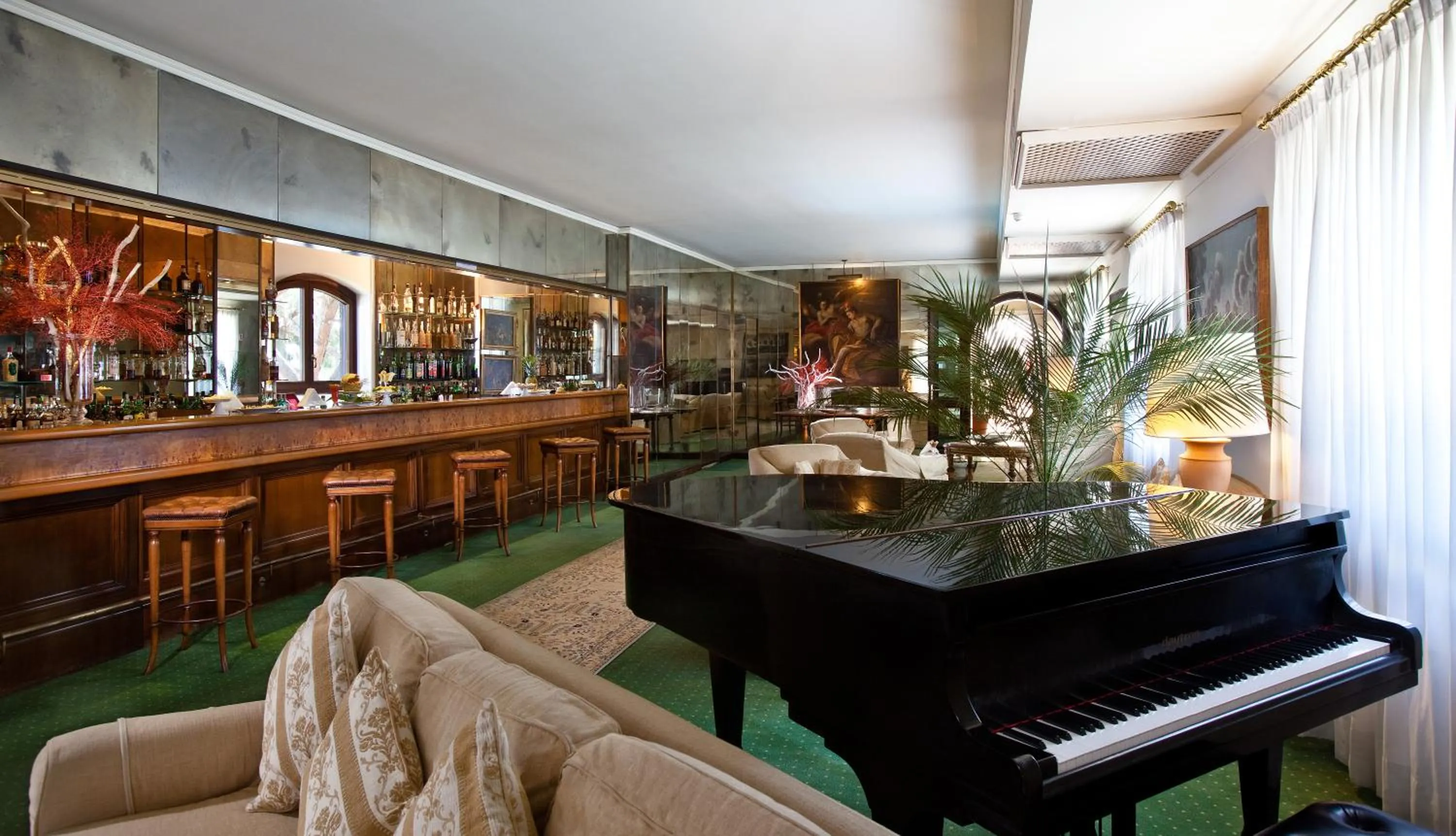 Lounge or bar in Grand Hotel Baia Verde