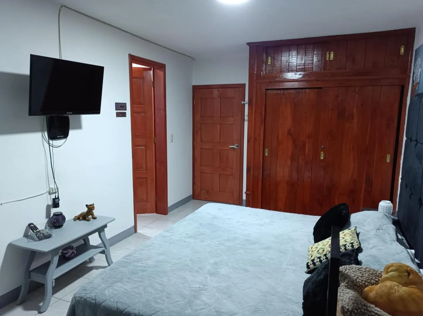 Communal lounge/ TV room, TV/Entertainment Center in Calkiní Cabañas San Cristóbal de Las Casas