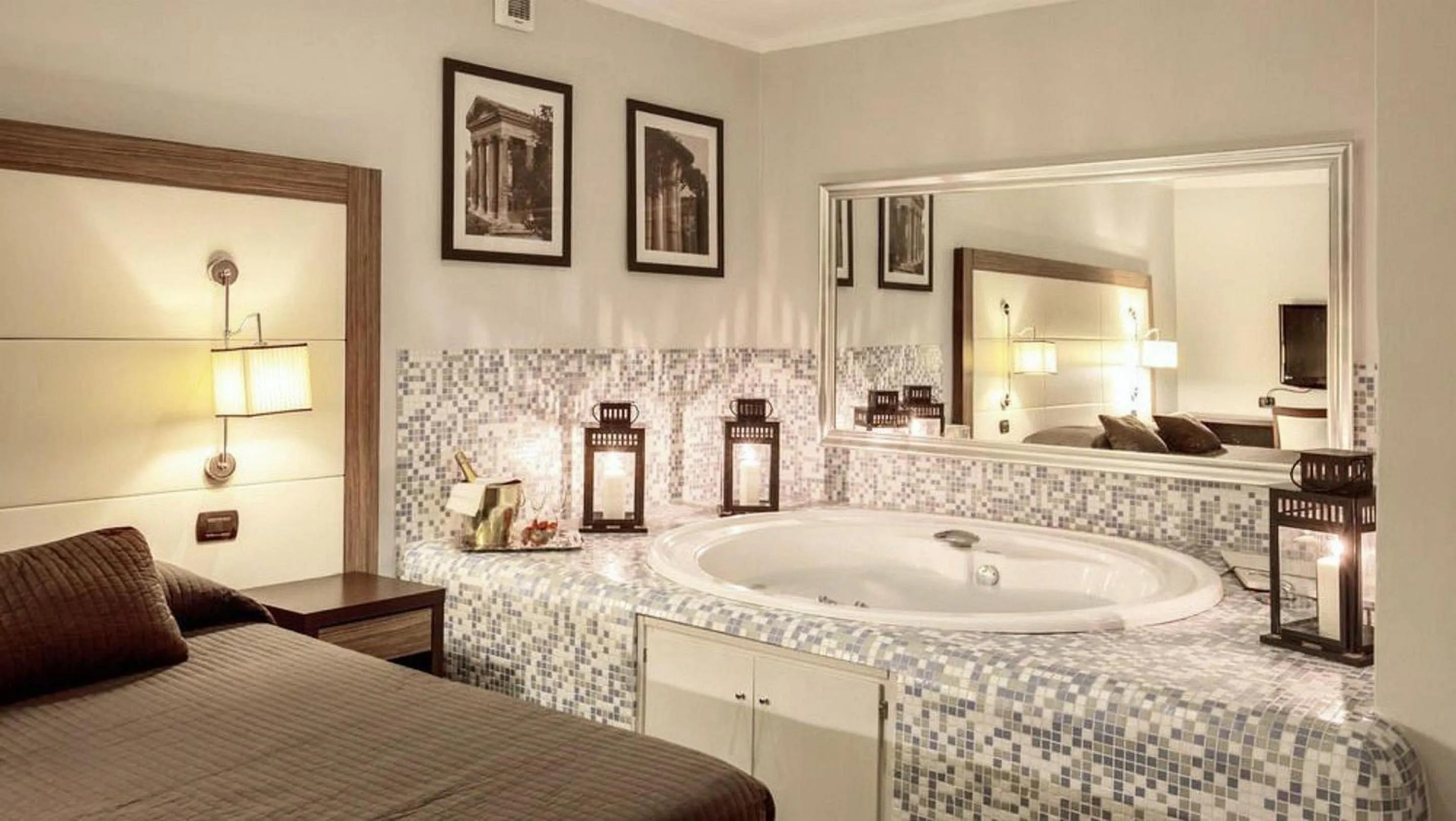 Photo of the whole room, Bed in The Strand Hotel