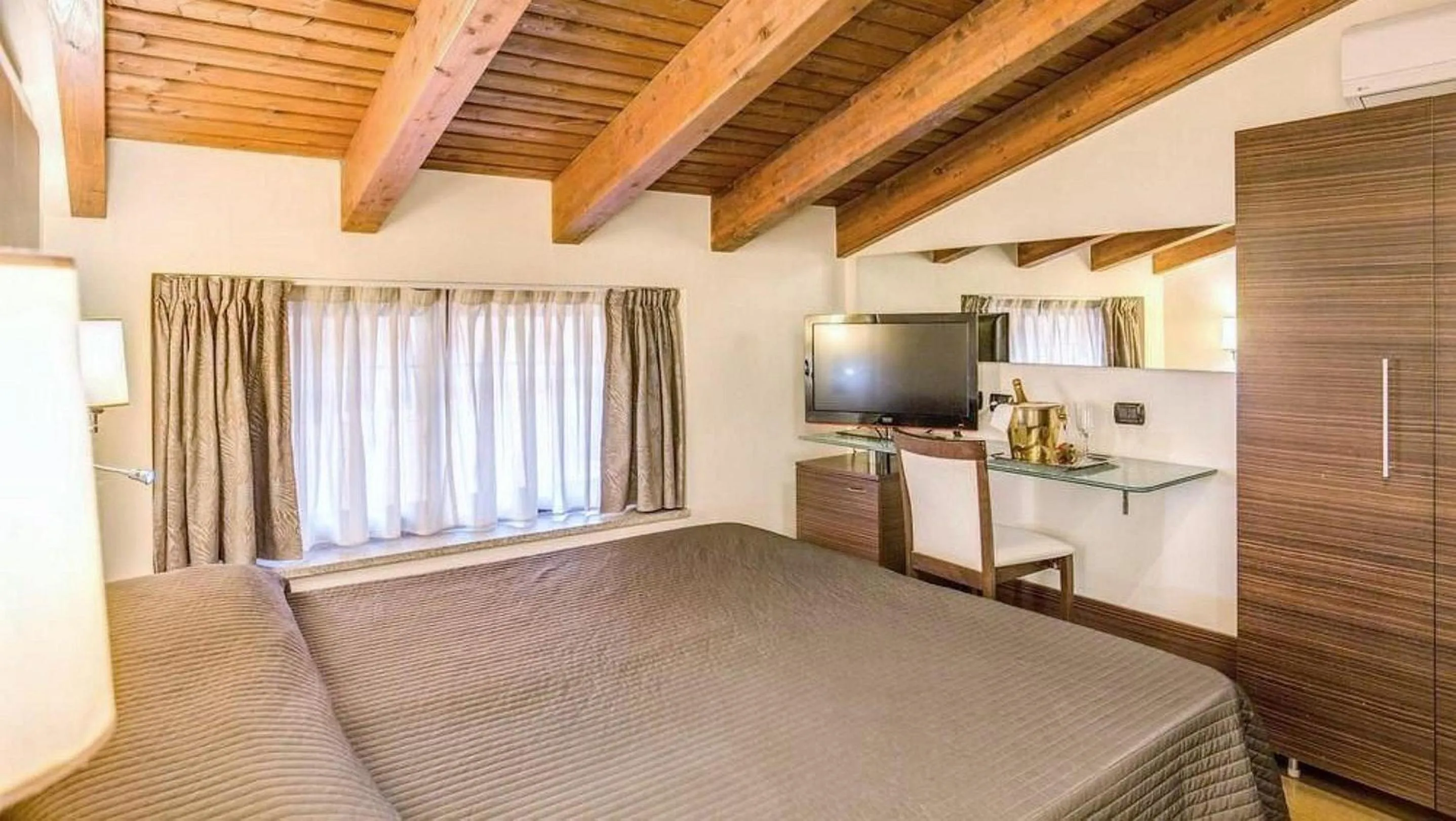 Photo of the whole room in The Strand Hotel