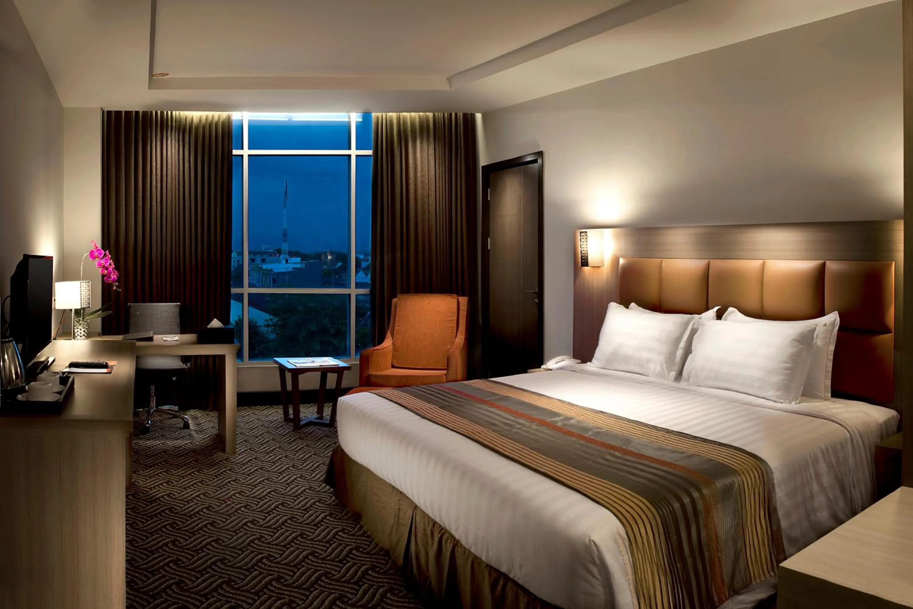 Bedroom, Bed in Cavinton Hotel Malioboro Yogyakarta