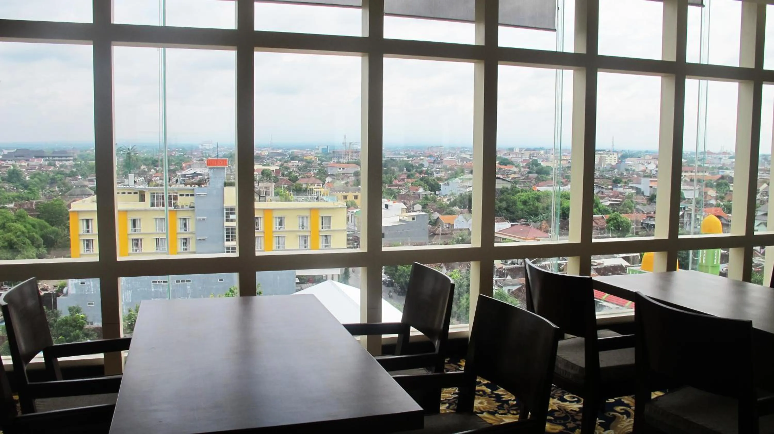 Lounge or bar in Cavinton Hotel Malioboro Yogyakarta