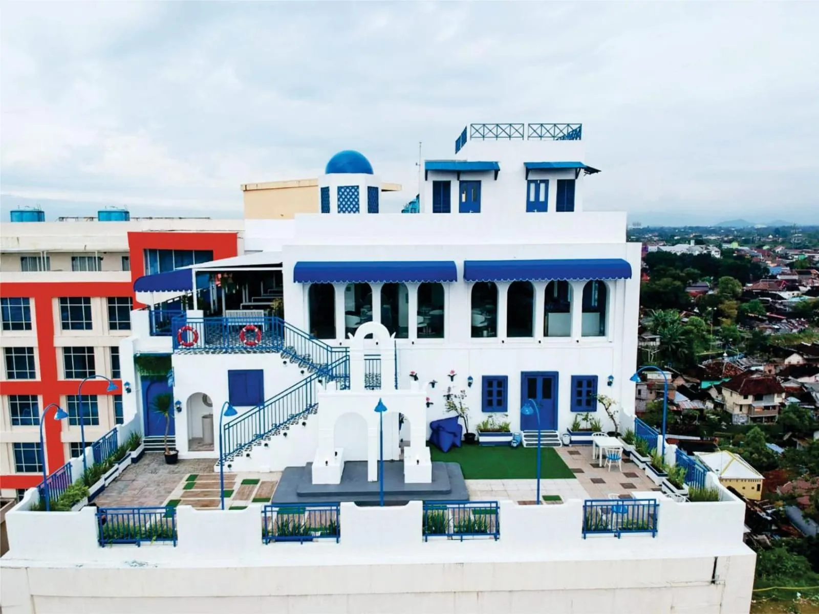 Restaurant/places to eat in Cavinton Hotel Malioboro Yogyakarta